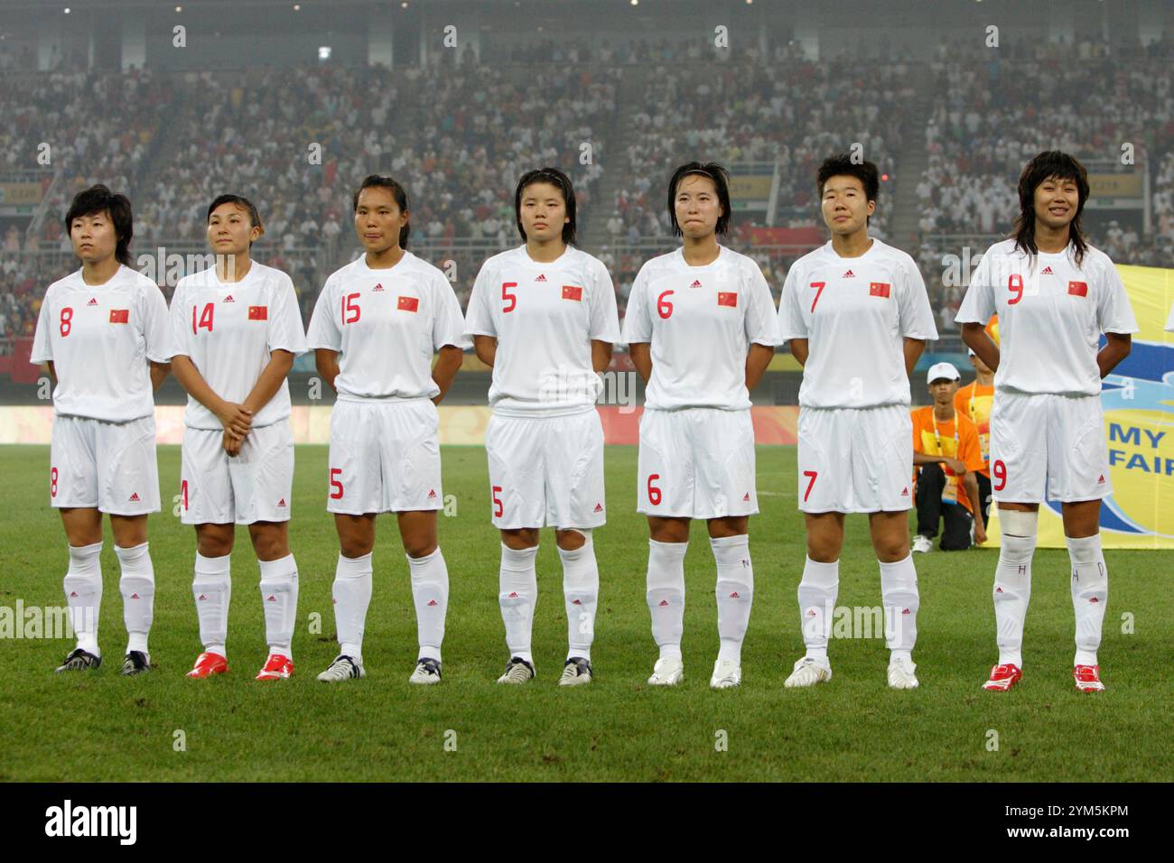 TIANJIN, CHINA - 6. AUGUST: Die chinesische Nationalmannschaft stellt sich vor einem Gruppenspiel gegen Schweden beim Olympischen Frauenfußballturnier der Pekinger Olympischen Spiele am 6. August 2008 in Tianjin, China. L-R: Xu Yuan, Liu Huana, Zhou Gaoping, Weng Xinzhi, Zhang Na, Bi Yan, Han Duan. Nur redaktionelle Verwendung. (Foto: Jonathan Paul Larsen / Diadem Images) Stockfoto TIANJIN, CHINA - 6. AUGUST: Die chinesische Nationalmannschaft stellt sich vor einem Gruppenspiel gegen Schweden beim Olympischen Frauenfußballturnier der Pekinger Olympischen Spiele am 6. August 2008 in Tianjin, China. L-R: Xu Yuan, Liu Huana, Zhou Gaoping, Weng Xinzhi, Zhang Na, Bi Yan, Han Duan. Nur redaktionelle Verwendung. (Foto: Jonathan Paul Larsen / Diadem Images) Stockfoto
