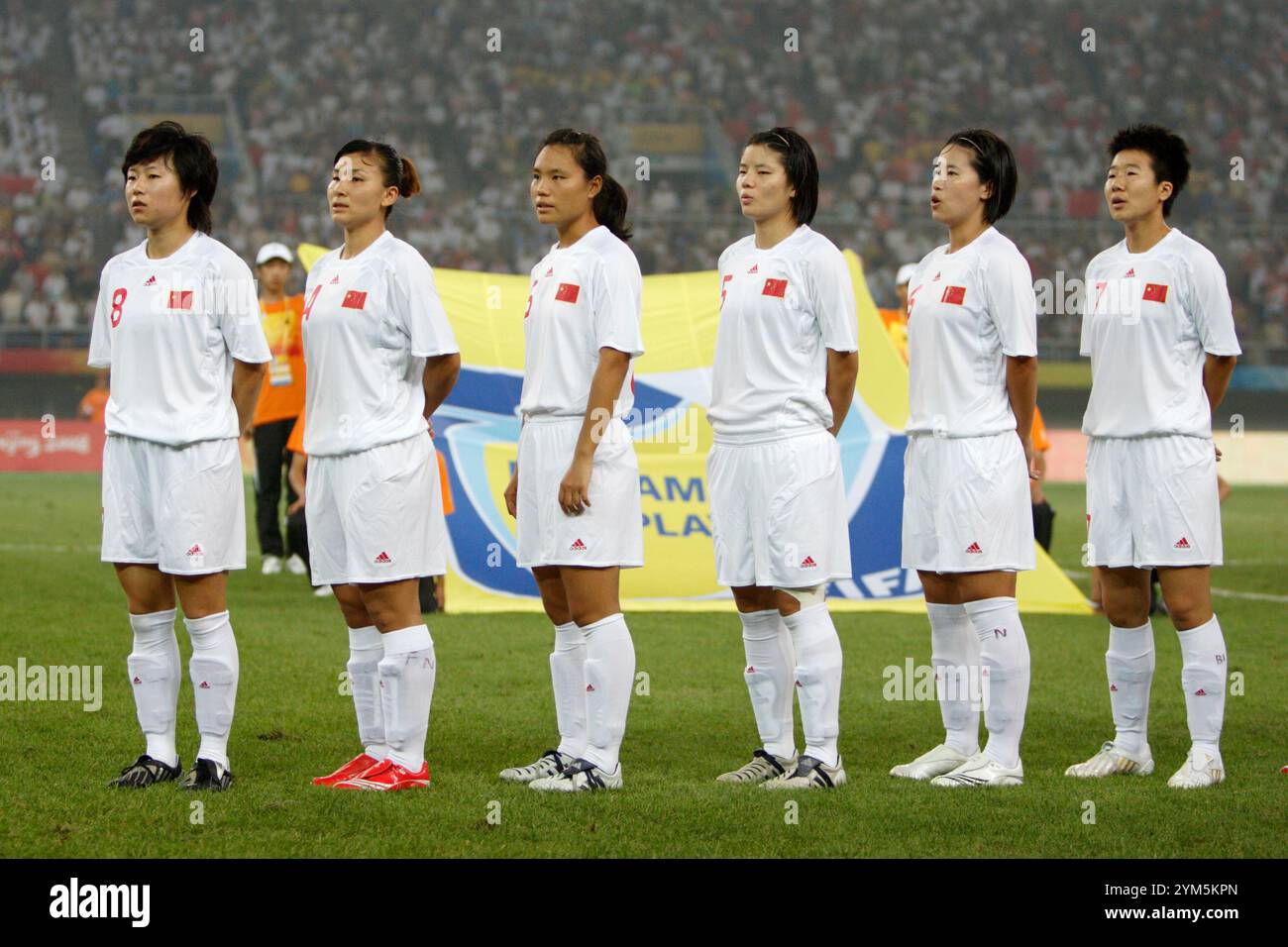 TIANJIN, CHINA - 6. AUGUST: Die chinesischen Mannschaftsspieler singen die Nationalhymne vor dem Start eines Gruppenspiels gegen Schweden beim Olympischen Frauenfußballturnier in Peking am 6. August 2008 in Tianjin, China. L-R: Xu Yuan, Liu Huana, Zhou Gaoping, Weng Xinzhi, Zhang Na, Bi Yan. Nur redaktionelle Verwendung. (Foto: Jonathan Paul Larsen / Diadem Images) Stockfoto TIANJIN, CHINA - 6. AUGUST: Die chinesischen Mannschaftsspieler singen die Nationalhymne vor dem Start eines Gruppenspiels gegen Schweden beim Olympischen Frauenfußballturnier in Peking am 6. August 2008 in Tianjin, China. L-R: Xu Yuan, Liu Huana, Zhou Gaoping, Weng Xinzhi, Zhang Na, Bi Yan. Nur redaktionelle Verwendung. (Foto: Jonathan Paul Larsen / Diadem Images) Stockfoto