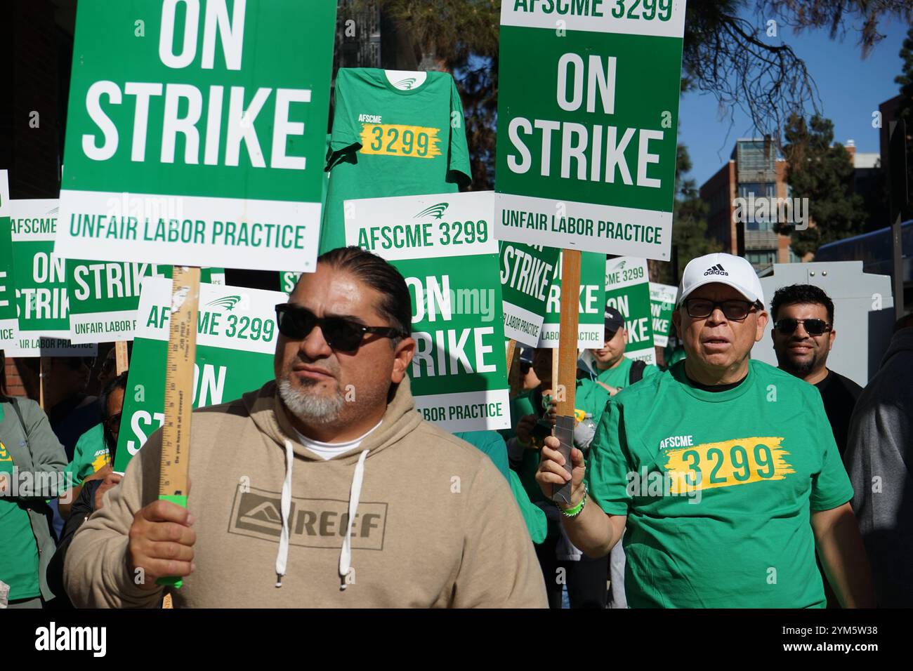 Los Angeles, USA. November 2024. Mitarbeiter des Gesundheitswesens protestieren am 20. November 2024 vor dem Ronald Reagan UCLA Medical Center in Los Angeles, Kalifornien, USA. Fast 40.000 Beschäftigte des Gesundheitswesens an der University of California (UC), einem führenden öffentlichen Universitätssystem in den Vereinigten Staaten, starteten am Mittwochmorgen einen zweitägigen Streik. Quelle: Zeng Hui/Xinhua/Alamy Live News Stockfoto