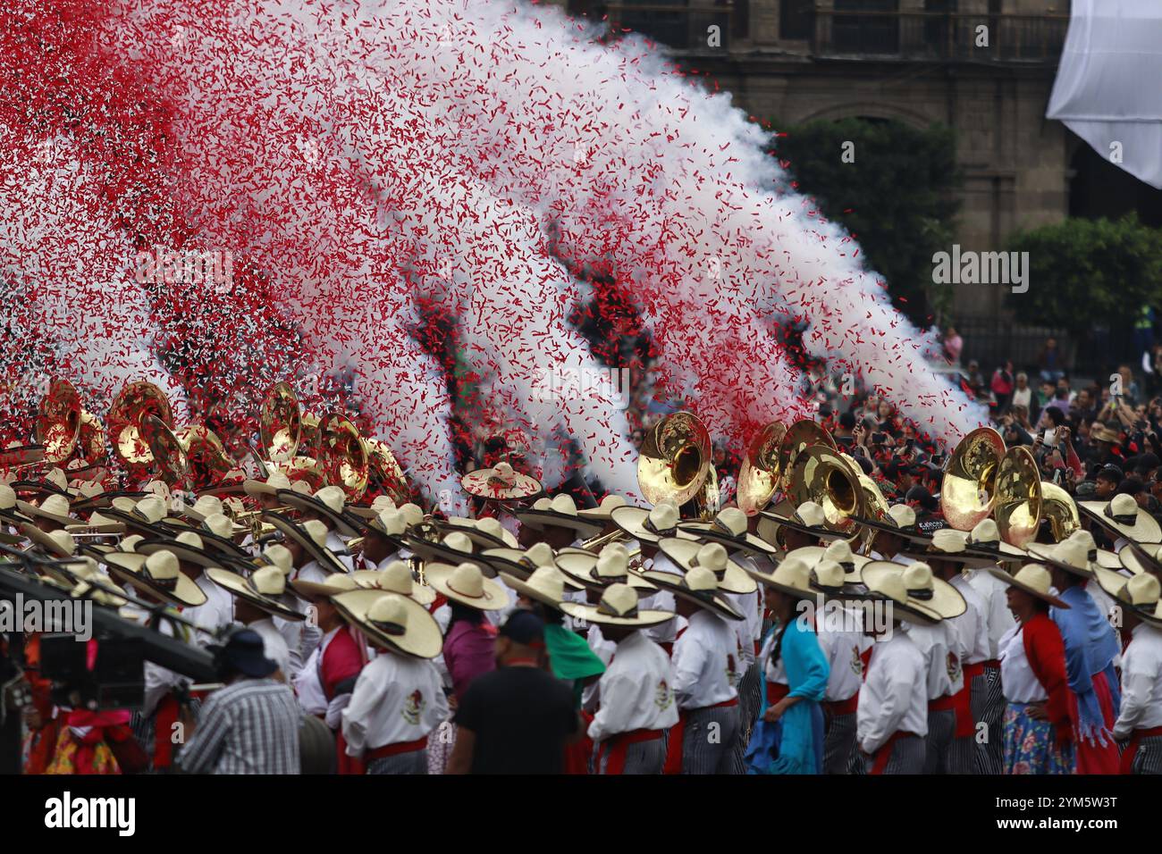 Personen, die an der Militärparade zum 114. Jahrestag der mexikanischen Revolution auf dem Hauptplatz Zocalo teilnehmen. Am 20. November 2024 in Mexiko-Stadt. (Kreditbild: © Carlos Santiago/eyepix via ZUMA Press Wire) NUR REDAKTIONELLE VERWENDUNG! Nicht für kommerzielle ZWECKE! Stockfoto