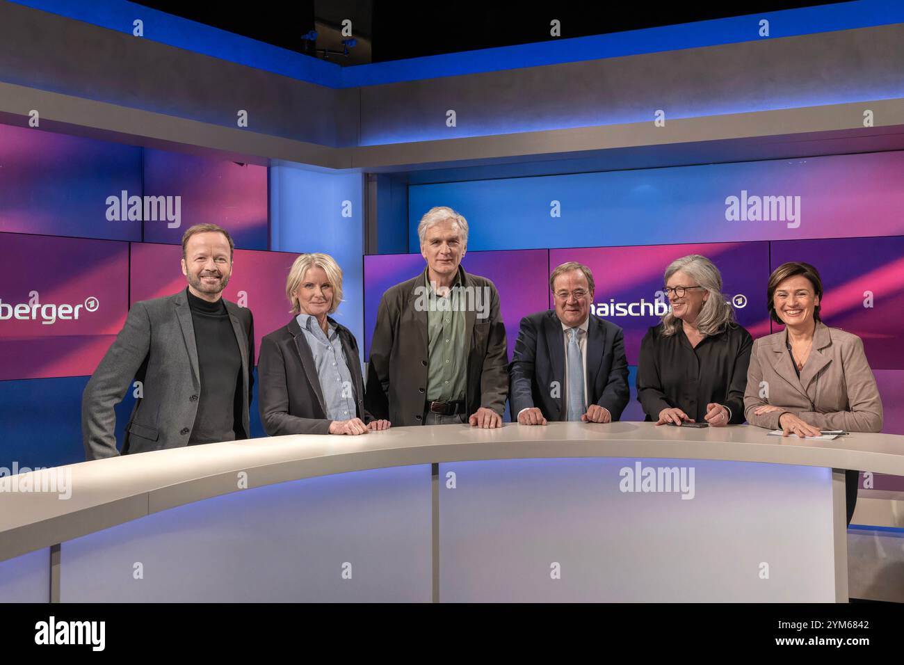 Maischberger aus Köln am 20. November 2024. Von links nach rechts: ARD-Journalist Georg Restle, die NZZ-Journalistin Susanne Gaschke, der Schauspieler Walter Sittler, der ehemalige CDU-Parteivorsitzende Armin Laschet, die Rechtsanwältin Christina Clemm sowie die Gastgeberin der Sendung Sandra Maischberger. In der Runde wurde über sexualisierte Gewalt gegen Frauen, Trump und Putin, den Ukraine-Krieg und über die Kanzlerfrage diskutiert. Köln Nordrhein-Westfalen Deutschland *** Maischberger aus Köln am 20. November 2024 von links nach rechts ARD-Journalist Georg Restle, NZZ-Journalistin Susanne Stockfoto