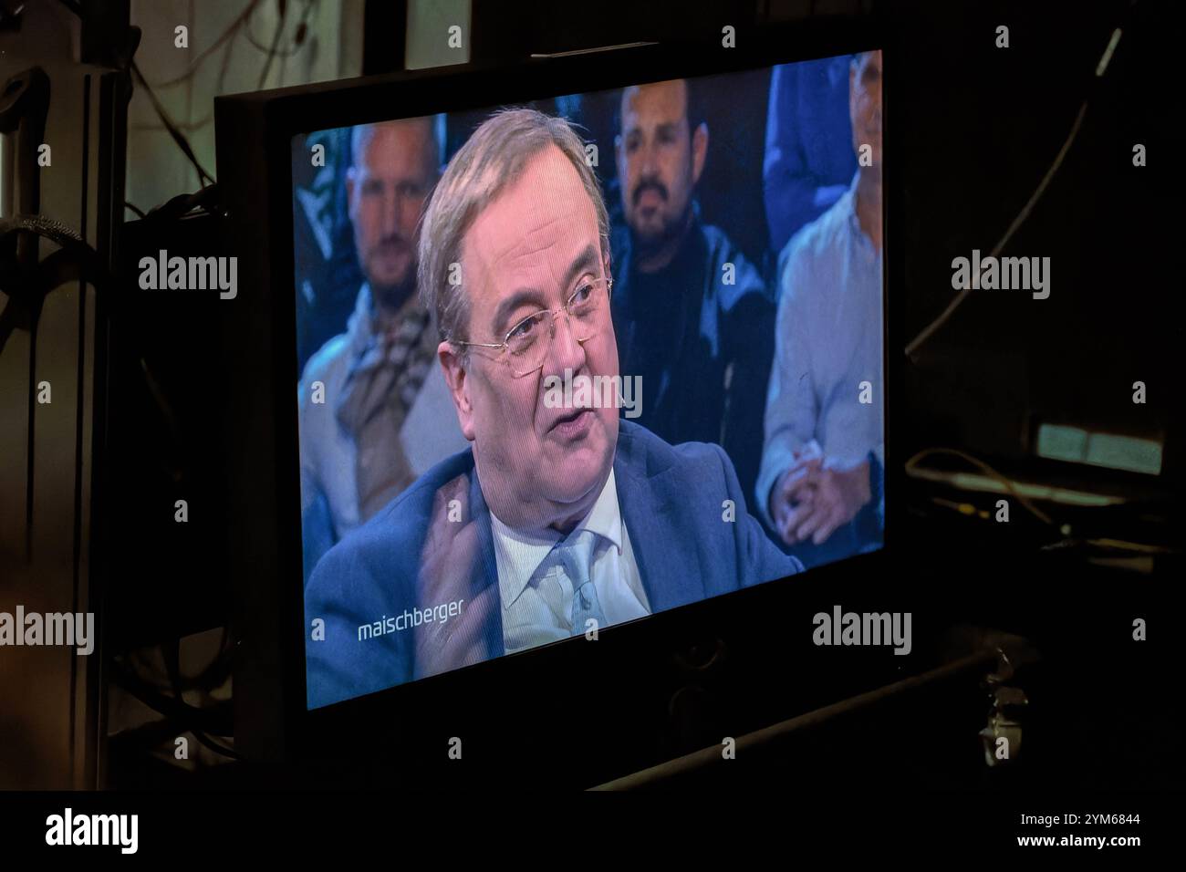 Maischberger aus Köln am 20. November 2024. Im Bild der ehemaligen CDU-Parteivorsitzende Armin Laschet auf einem Kontroll-Monitor im Fernsehstudio. In der Runde wurde über sexualisierte Gewalt gegen Frauen, Trump und Putin, den Ukraine-Krieg und über die Kanzlerfrage diskutiert. Köln Nordrhein-Westfalen Deutschland *** Maischberger aus Köln am 20. November 2024 im Bild des ehemaligen CDU-Parteivorsitzenden Armin Laschet auf einem Kontrollmonitor im Fernsehstudio diskutierte das Panel sexualisierte Gewalt gegen Frauen, Trump und Putin, den Ukraine-Krieg und die Frage des Kanzlers Colo Stockfoto