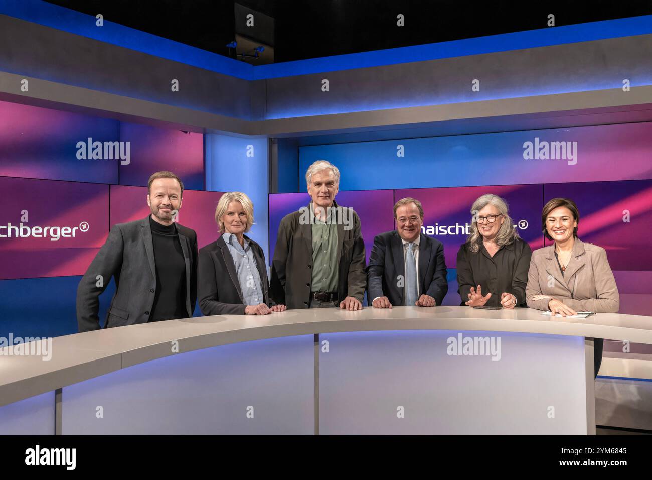 Maischberger aus Köln am 20. November 2024. Von links nach rechts: ARD-Journalist Georg Restle, die NZZ-Journalistin Susanne Gaschke, der Schauspieler Walter Sittler, der ehemalige CDU-Parteivorsitzende Armin Laschet, die Rechtsanwältin Christina Clemm sowie die Gastgeberin der Sendung Sandra Maischberger. In der Runde wurde über sexualisierte Gewalt gegen Frauen, Trump und Putin, den Ukraine-Krieg und über die Kanzlerfrage diskutiert. Köln Nordrhein-Westfalen Deutschland *** Maischberger aus Köln am 20. November 2024 von links nach rechts ARD-Journalist Georg Restle, NZZ-Journalistin Susanne Stockfoto
