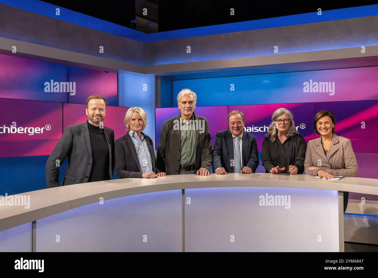 Maischberger aus Köln am 20. November 2024. Von links nach rechts: ARD-Journalist Georg Restle, die NZZ-Journalistin Susanne Gaschke, der Schauspieler Walter Sittler, der ehemalige CDU-Parteivorsitzende Armin Laschet, die Rechtsanwältin Christina Clemm sowie die Gastgeberin der Sendung Sandra Maischberger. In der Runde wurde über sexualisierte Gewalt gegen Frauen, Trump und Putin, den Ukraine-Krieg und über die Kanzlerfrage diskutiert. Köln Nordrhein-Westfalen Deutschland *** Maischberger aus Köln am 20. November 2024 von links nach rechts ARD-Journalist Georg Restle, NZZ-Journalistin Susanne Stockfoto