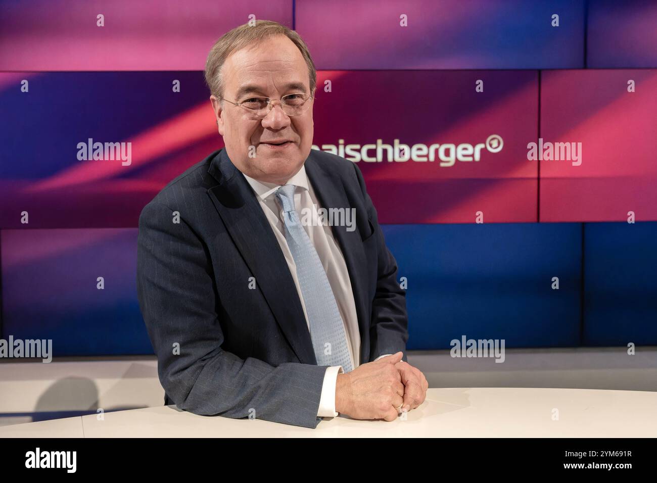Maischberger aus Köln am 20. November 2024. Im Bild der ehemaligen CDU-Parteivorsitzende Armin Laschet. In der Runde wurde über sexualisierte Gewalt gegen Frauen, Trump und Putin, den Ukraine-Krieg und über die Kanzlerfrage diskutiert. Köln Nordrhein-Westfalen Deutschland *** Maischberger aus Köln am 20. November 2024 im Bild des ehemaligen CDU-Parteivorsitzenden Armin Laschet diskutierte das Gremium sexualisierte Gewalt gegen Frauen, Trump und Putin, den Ukraine-Krieg und die Frage des Kanzlers Köln Nordrhein-Westfalen Deutschland Stockfoto