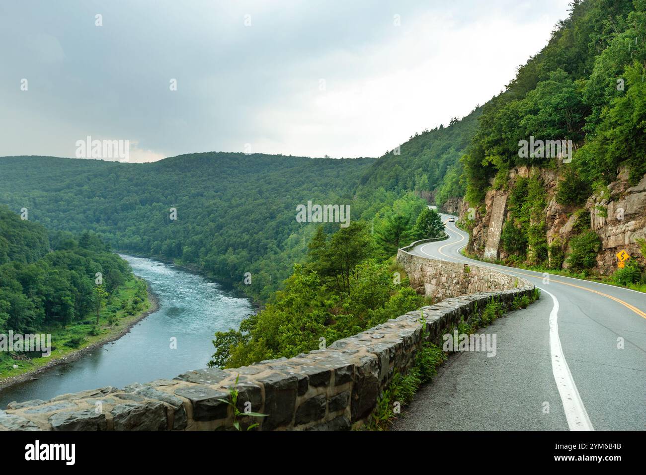 Der malerische Hawks Nest Highway (State Route 97) über dem Delaware River in der Nähe von Port Jervis, Upstate New York, USA Stockfoto