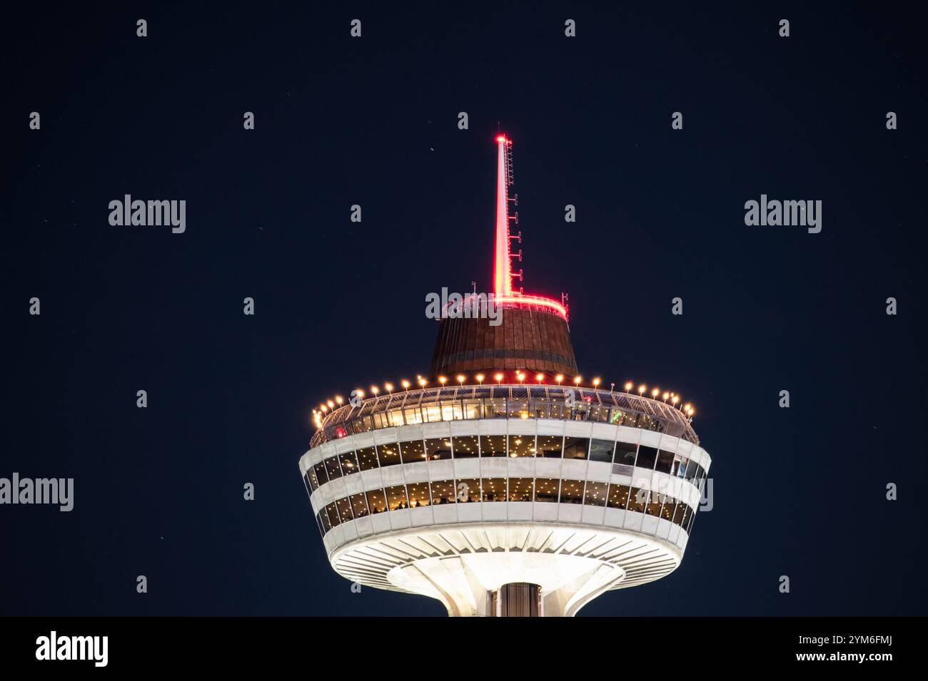 Skylon Tower bei Nacht vom Clifton Hill in Niagara Falls, Ontario, Kanada Stockfoto