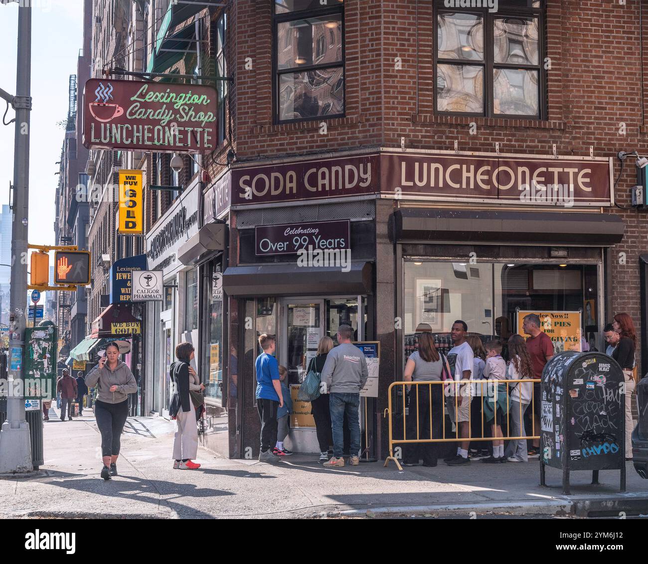 New York, New York, USA – 30. Oktober 2024: Außenansicht der Lexington Candy Shop Luncheonette auf der Upper East Side von Manhattan in New York, New York, USA Stockfoto