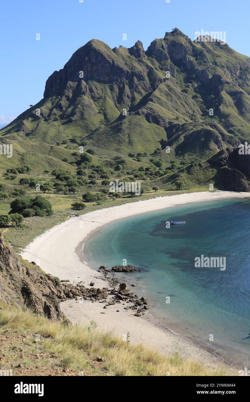 Weißer Sandstrand auf Padar Island. Komodo-Nationalpark, Indonesien Stockfoto