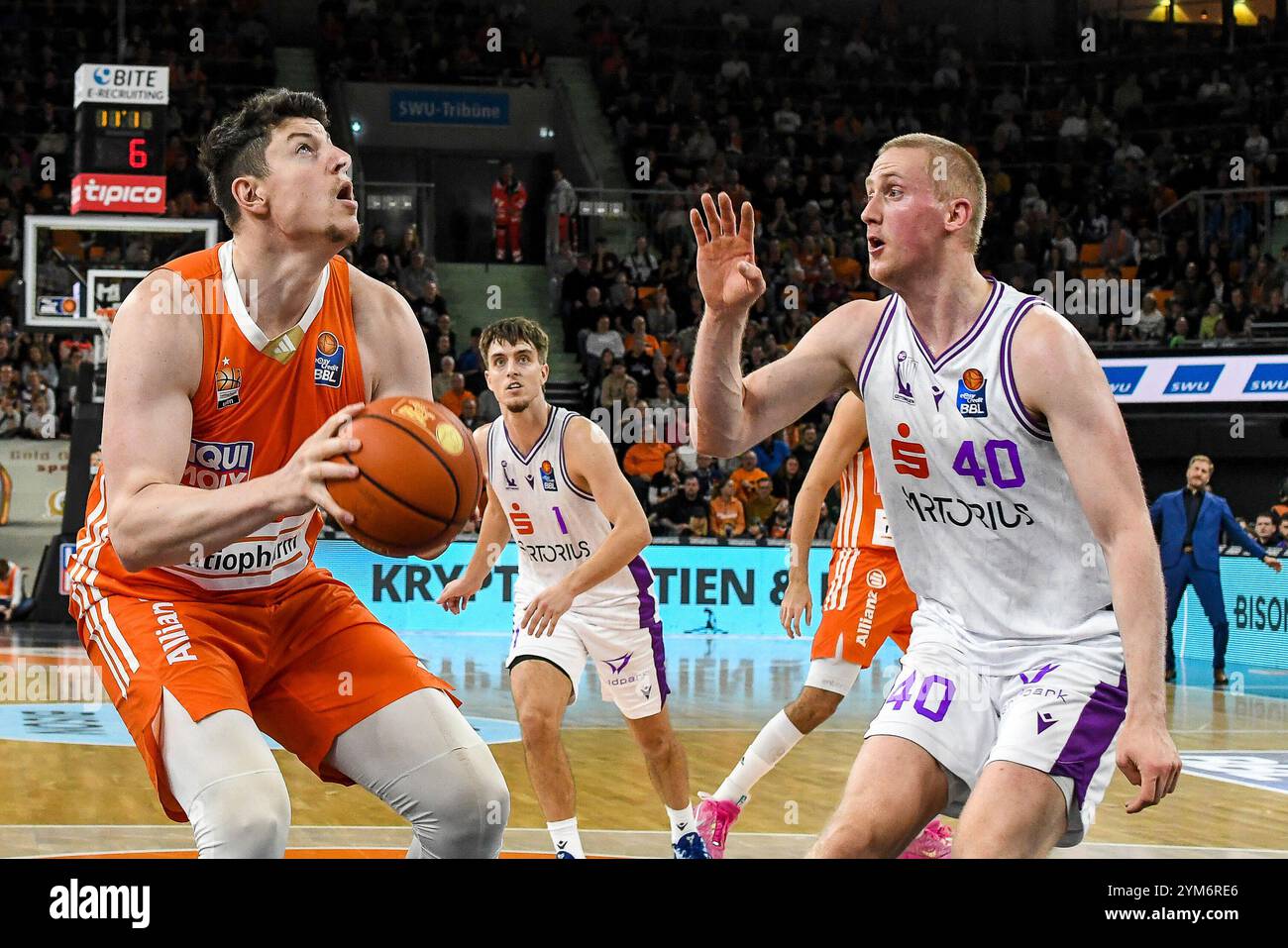 17.11.2024, ratiopharm Arena, Neu-Ulm, DE, BBL, ratiopharm Ulm vs. BG G G?ttingen, im Bild Nicolas Bretzel (Ulm, #13), Collin Welp (Göttingen, #40) Foto ? Nordphoto GmbH/Hafner Stockfoto