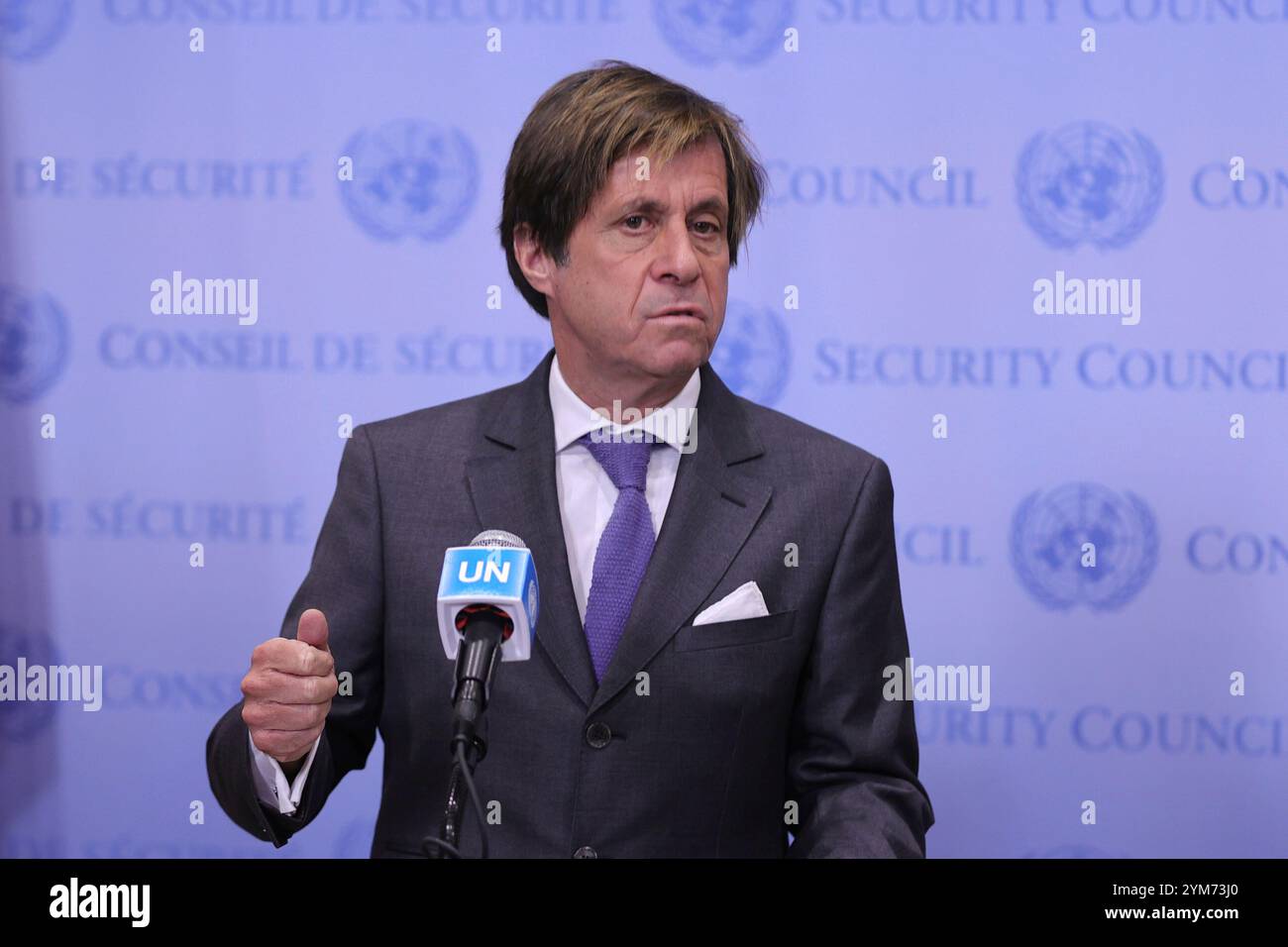 Vereinte Nationen, New York, USA, 20. November 2024: Nicolas de Riviere, Ständiger Vertreter Frankreichs bei den Vereinten Nationen, schreibt Reporter nach der heutigen Sitzung des Sicherheitsrats über die Lage im Nahen Osten, einschließlich der Palästinafrage am UNHQ in New York City. Foto: Luiz Rampelotto/EuropaNewswire Stockfoto