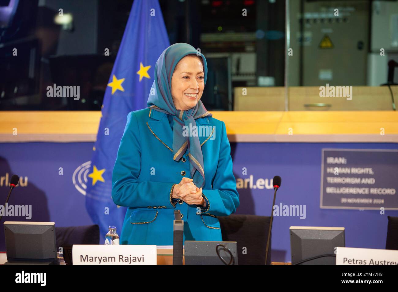 Maryam Rajavi, designierte Präsidentin des Nationalen Widerstandsrates Irans (NCRI), spricht vor Mitgliedern des Europäischen Parlaments. Auf einer Konferenz, die von der interfraktionellen Arbeitsgruppe Friends of a Free Iran im Europäischen Parlament in Brüssel organisiert wurde, stellte Maryam Rajavi, designierte Präsidentin des Nationalen Widerstandsrates Irans (NCRI), den zehn-Punkte-Plan von NCRIís vor, der einen klaren Fahrplan für einen friedlichen Übergang zur Demokratie vorgibt und die Einrichtung einer vorläufigen Regierung zur Organisation freier Wahlen und zum Entwurf einer neuen Verfassung betont. Mitglieder des Europäischen Parlaments nahmen an der Konferenz Teil Stockfoto