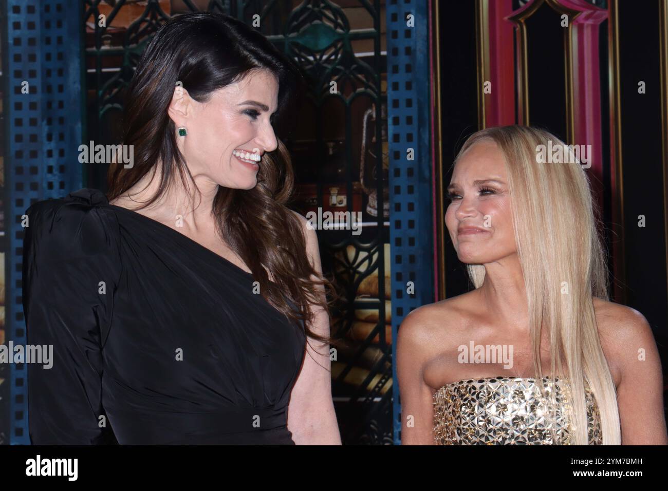 Idina Menzel, Kristin Chenoweth 11/09/2024 Premiere von „Wicked“ in Los Angeles im Dorothy Chandler Pavilion in Los Angeles, KALIFORNIEN Foto: Izumi Hasegawa / Hollywood News Wire Inc Stockfoto