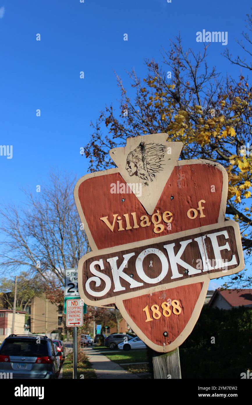 Dorf Skokie Willkommensschild mit indianischen Image im Herbst Stockfoto