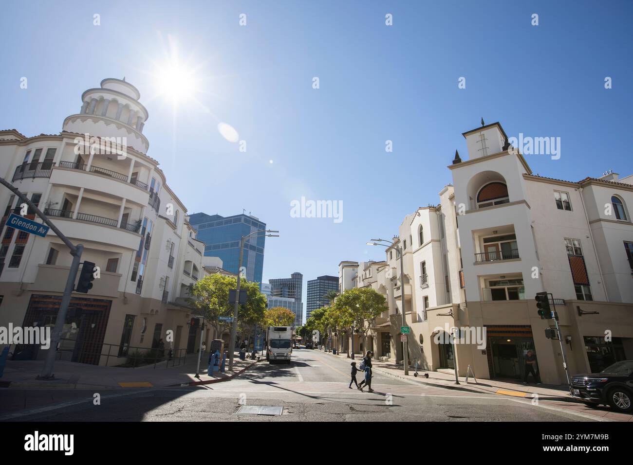 Westwood Village, Los Angeles, Kalifornien, USA - 16. November 2024: Einzelpersonen spazieren durch die historische Innenstadt von Westwood Village. Stockfoto
