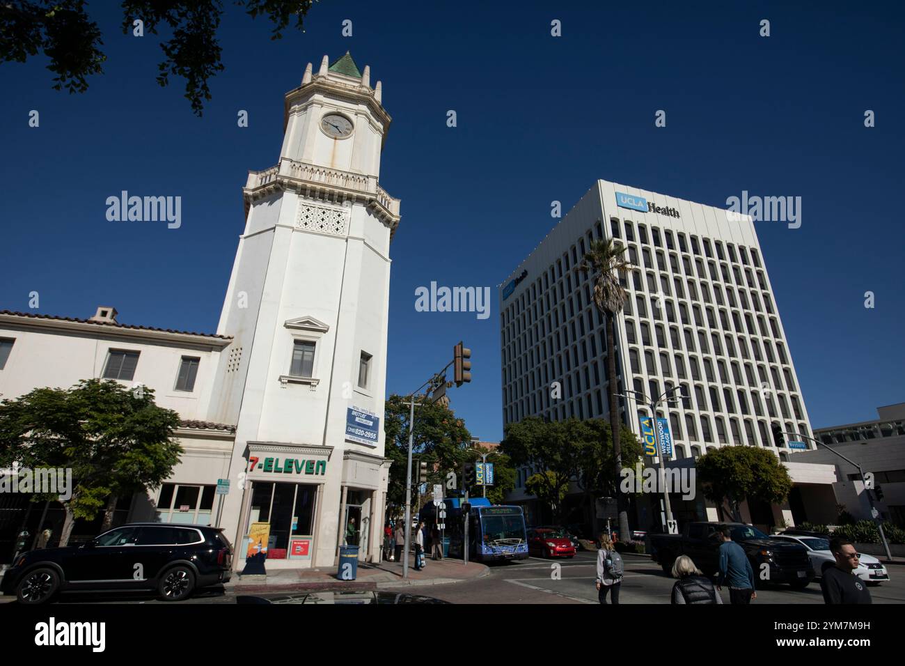 Westwood Village, Los Angeles, Kalifornien, USA - 16. November 2024: Einzelpersonen spazieren durch die historische Innenstadt von Westwood Village. Stockfoto