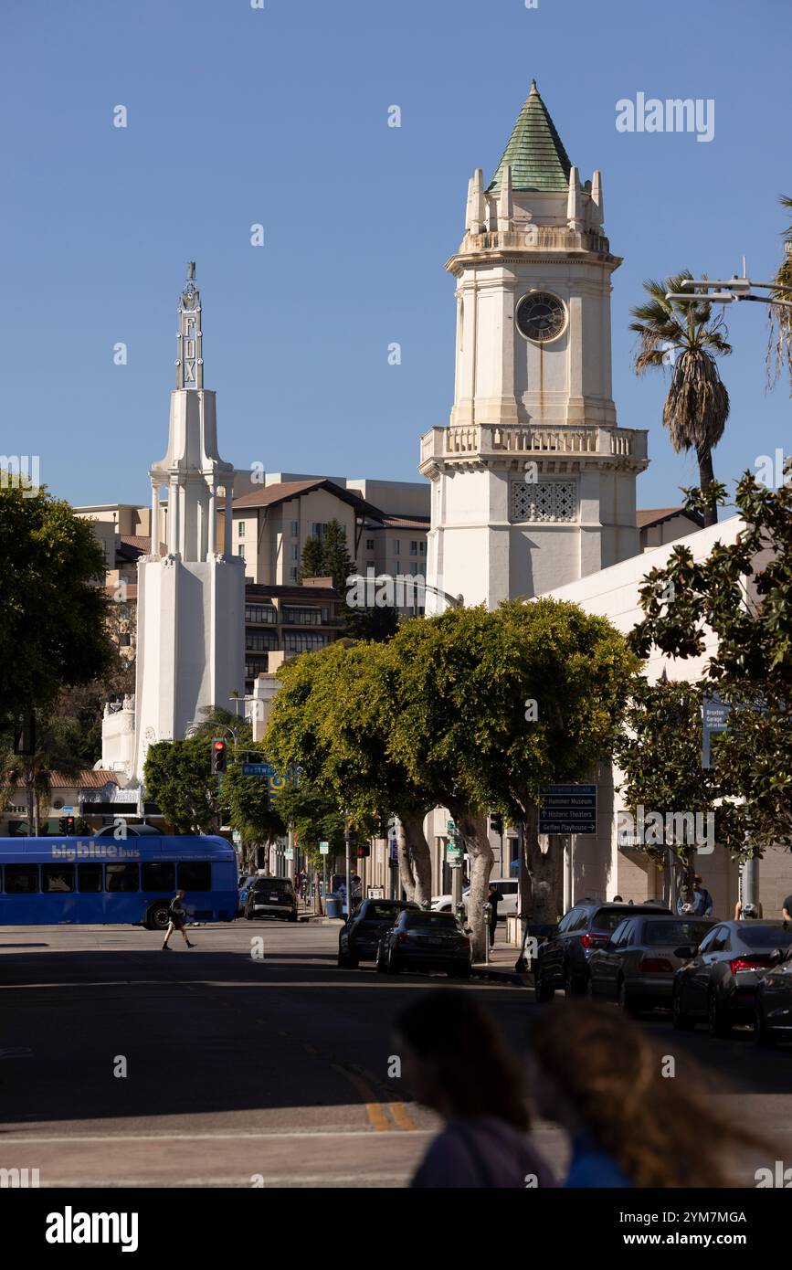 Westwood Village, Los Angeles, Kalifornien, USA - 16. November 2024: Einzelpersonen spazieren durch die historische Innenstadt von Westwood Village. Stockfoto