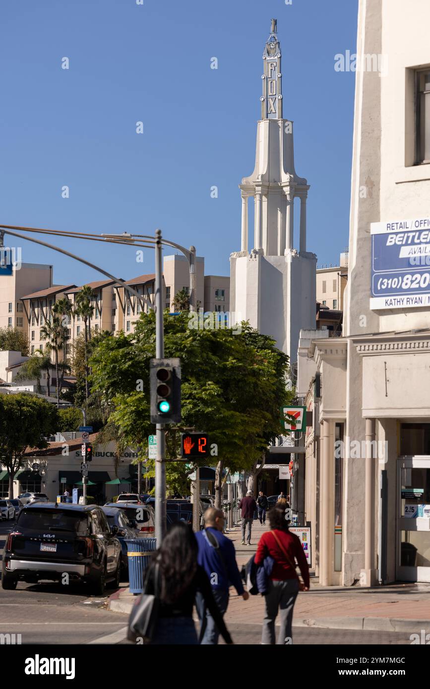 Westwood Village, Los Angeles, Kalifornien, USA - 16. November 2024: Einzelpersonen spazieren durch die historische Innenstadt von Westwood Village. Stockfoto