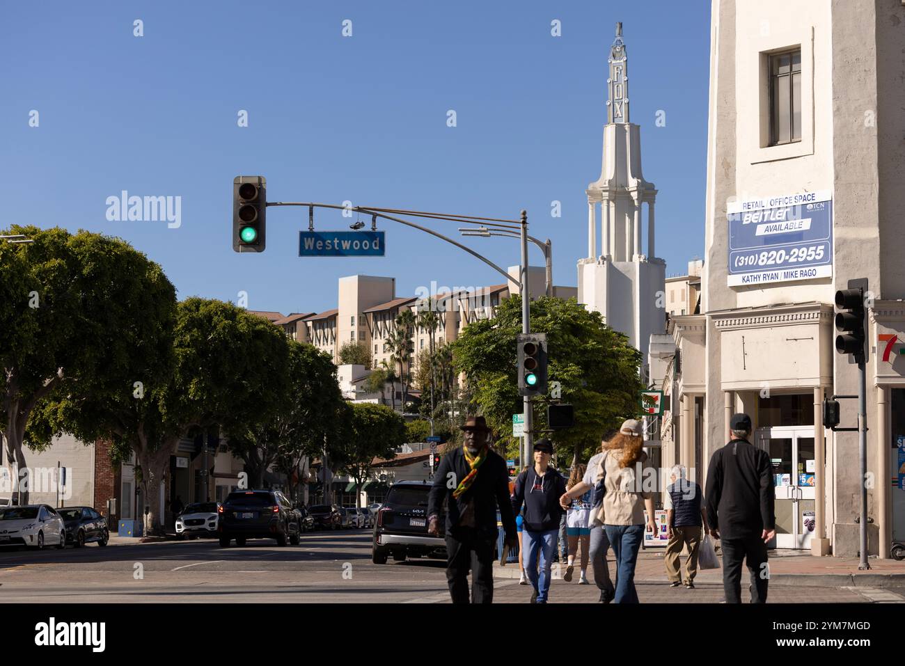 Westwood Village, Los Angeles, Kalifornien, USA - 16. November 2024: Einzelpersonen spazieren durch die historische Innenstadt von Westwood Village. Stockfoto