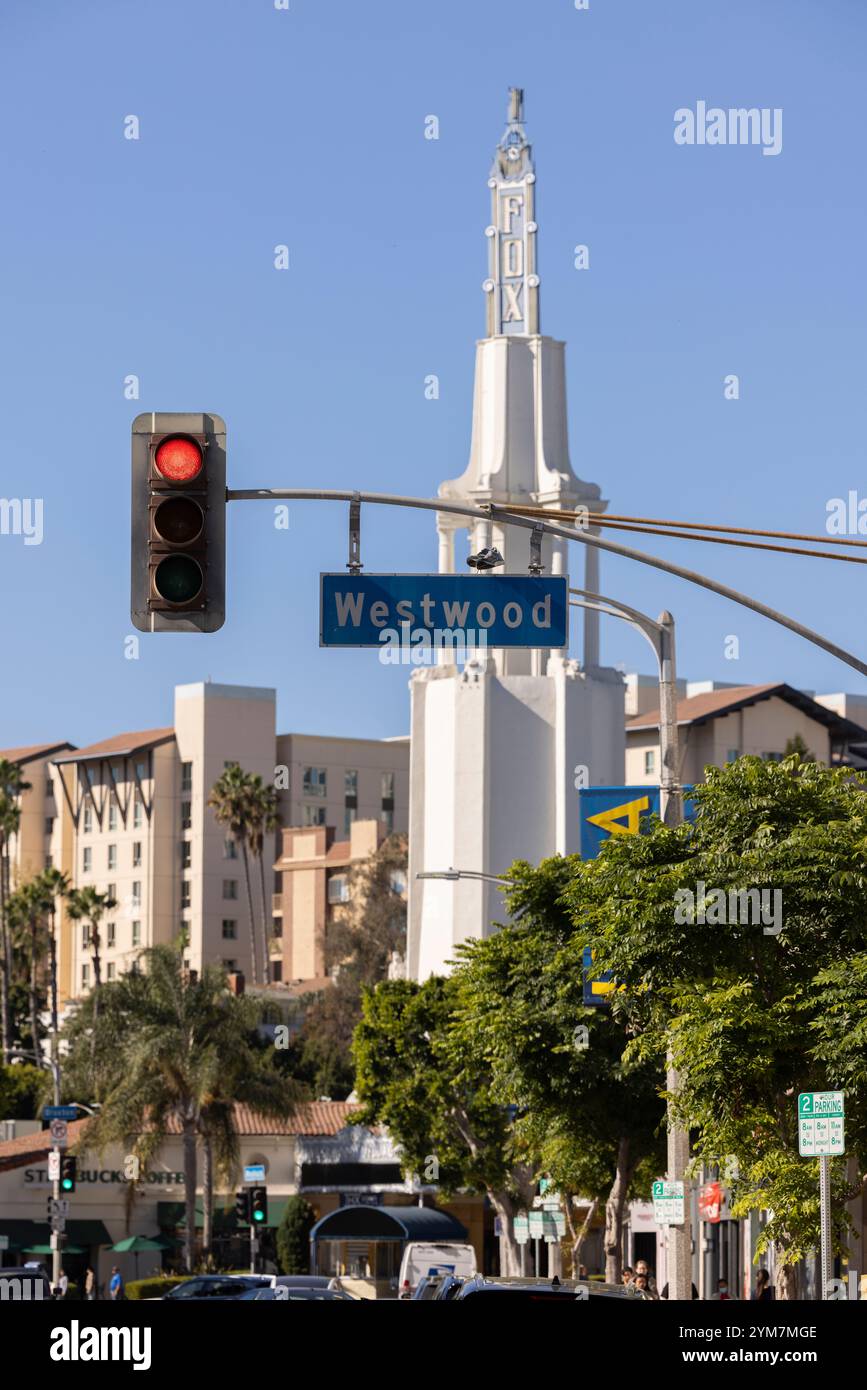 Westwood Village, Los Angeles, Kalifornien, USA - 16. November 2024: Die Nachmittagssonne scheint auf die historischen Kerngebäude von Westwood Village. Stockfoto