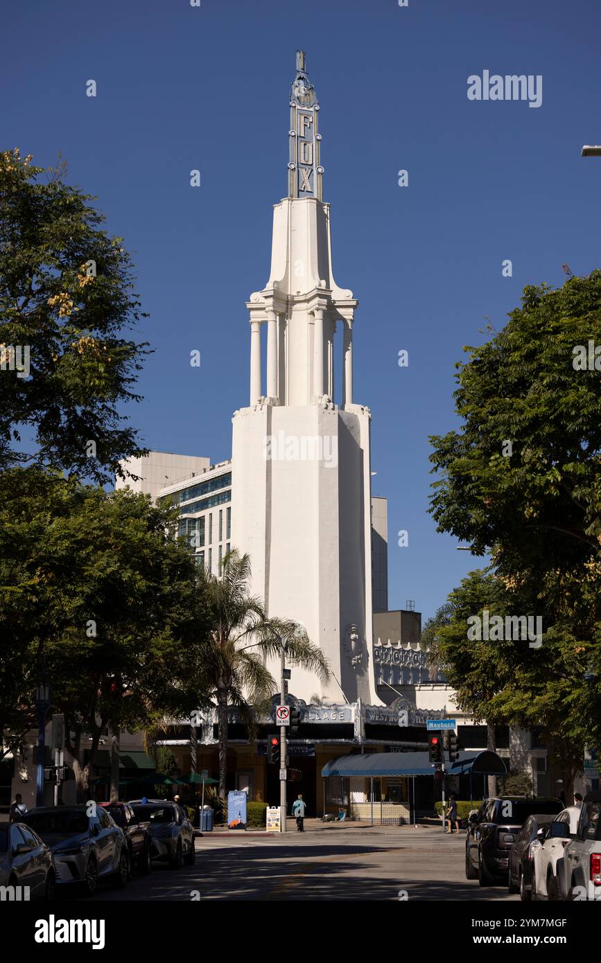 Westwood Village, Los Angeles, Kalifornien, USA - 16. November 2024: Die Nachmittagssonne scheint auf die historischen Kerngebäude von Westwood Village. Stockfoto