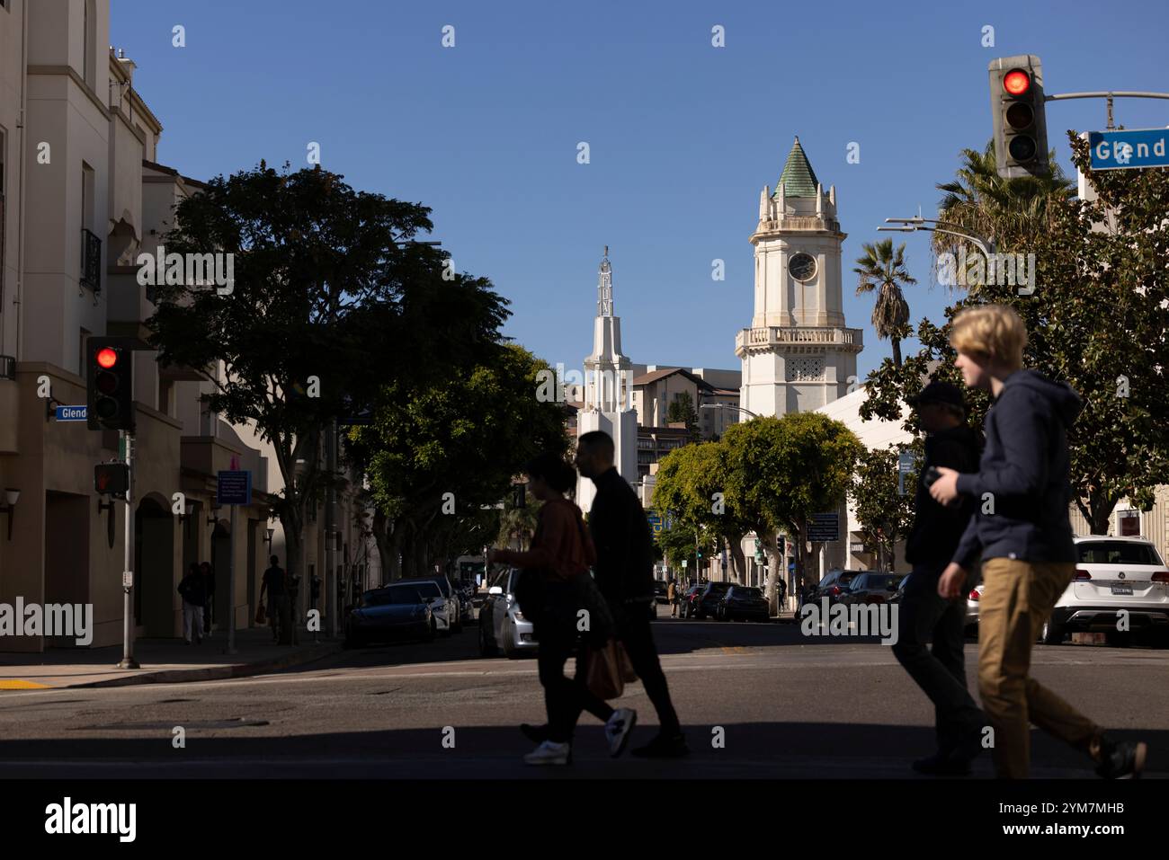 Westwood Village, Los Angeles, Kalifornien, USA - 16. November 2024: Einzelpersonen spazieren durch die historische Innenstadt von Westwood Village. Stockfoto