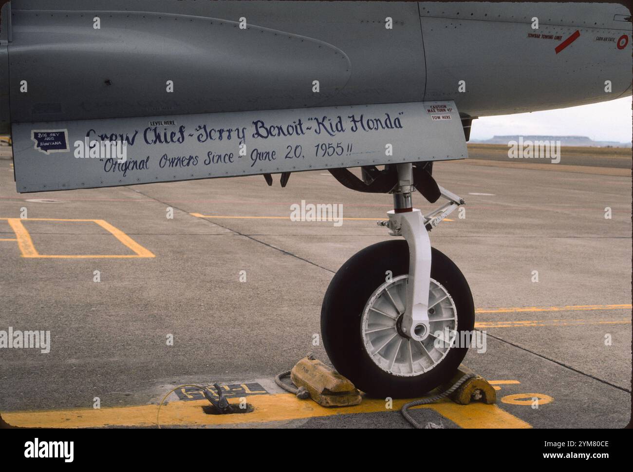 Montana Air National Guard T-33A Gear Door Art: 'Crew Chief  Jerry Benoit  'Kid Honda'.“ zweite Zeile: ''ursprüngliche Besitzer seit  20. Juni 1955!'' Beachten Sie die Zahnradstütze und das Scherengestänge. Das T-33 Taxi und die Start-/Landungssteuerung unter 90 Knoten erfolgte durch Differenzialbremsung. Flugzeuge der Air National Guard haben den Vorteil einer stabilen personellen Unterstützung. Die Crew Chiefs sind sehr erfahren und viele wurden seit vielen Jahren einer bestimmten Nummer zugewiesen. Sie übernehmen wirklich die Verantwortung für „ihre“! Flugzeug! Wehe dem Piloten, der es von einer Mission mit Schaden zurückbringt. Stockfoto