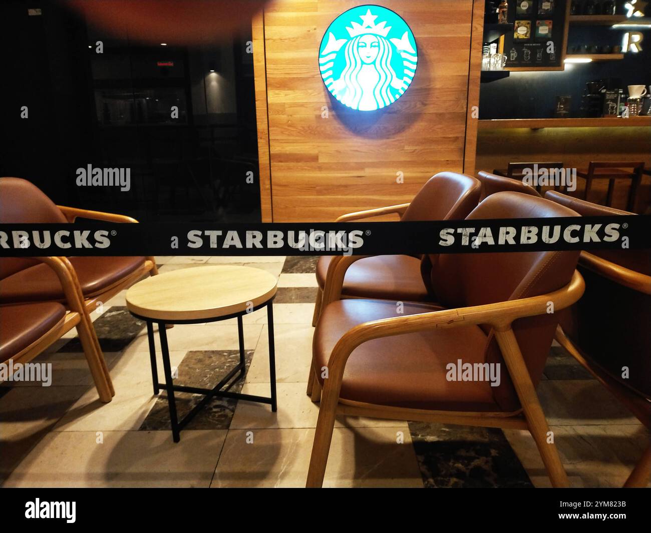 Malaysia Kuala Lumpur 21/11/2024 . Boykott Zwingt Starbucks Malaysia, 50 Storestarbucks Zu Schließen. Malaysia, das im Besitz des lokalen Lizenznehmers Berjaya Food Berhad BFood ist, steht vor seiner bisher schwierigsten Herausforderung. Das Unternehmen verzeichnet weiterhin einen stetigen Umsatzrückgang aufgrund des anhaltenden pro-palästinensischen Boykotts, der keine Anzeichen für ein Abklingen zeigt. Der Boykott wird größtenteils von der Wahrnehmung der Verbindungen der Kaffeeriesen zu Israel und den USA angetrieben, obwohl Starbucks nicht offiziell von Boykott, Disvestment, Sanctions Malaysia auf die schwarze Liste gesetzt wird. Trotz eines boomenden Kaffeemarktes im Cou Stockfoto