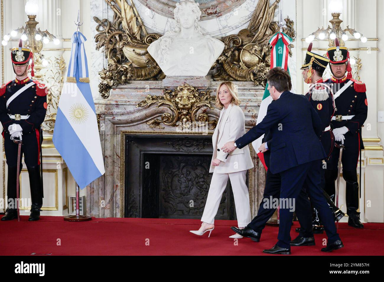 Buenos Aires, Argentinien - 20. November 2024: Die italienische Premierministerin Giorgia Meloni besuchte Casa Rosada während ihres offiziellen Staatsbesuchs in Argentinien, wo sie sich mit Präsident Javier Milei traf. Nach ihren Diskussionen über Handel, wirtschaftliche Zusammenarbeit und kulturellen Austausch nahm Meloni an einer Protokollfotosession Teil und würdigte die argentinische Tradition, indem er auf den ikonischen Balkon trat, um die unten versammelte Menge zu begrüßen. Diese Geste unterstrich die warme diplomatische Beziehung zwischen den beiden Nationen. (Foto von UNAR Photo) Stockfoto