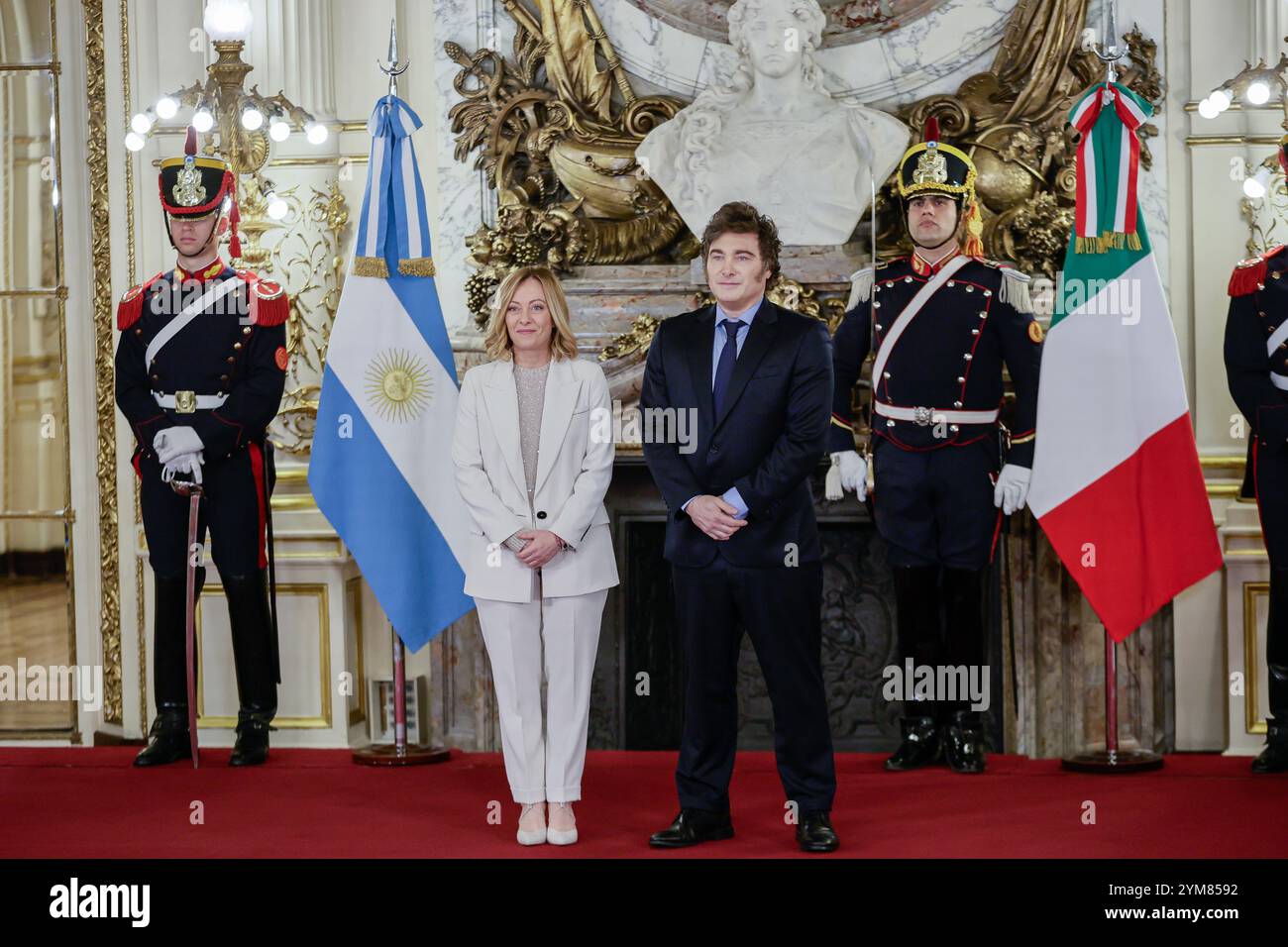 Buenos Aires, Argentinien - 20. November 2024: Die italienische Premierministerin Giorgia Meloni besuchte Casa Rosada während ihres offiziellen Staatsbesuchs in Argentinien, wo sie sich mit Präsident Javier Milei traf. Nach ihren Diskussionen über Handel, wirtschaftliche Zusammenarbeit und kulturellen Austausch nahm Meloni an einer Protokollfotosession Teil und würdigte die argentinische Tradition, indem er auf den ikonischen Balkon trat, um die unten versammelte Menge zu begrüßen. Diese Geste unterstrich die warme diplomatische Beziehung zwischen den beiden Nationen. (Foto von UNAR Photo) Stockfoto