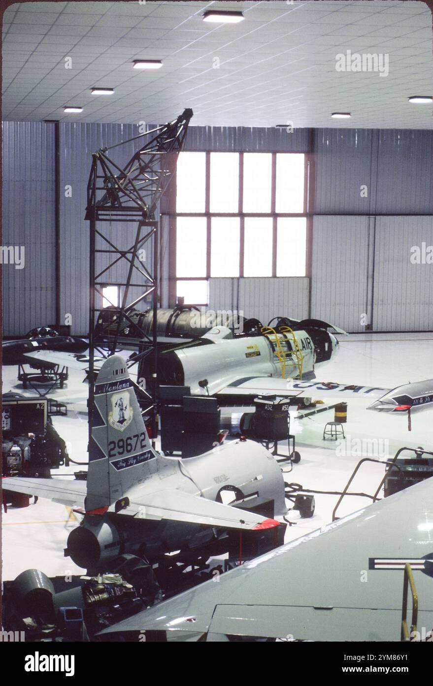 Antikes T-33A Shooting Star (T-Bird) zerlegt in Montana ANG Hangar. Umfangreiche Wartungs- und Reparaturarbeiten wurden durchgeführt, bevor die T-33 an Foreign Military Sales und ihren endgültigen Bestimmungsort in Mexiko verlegt wurden. Stockfoto