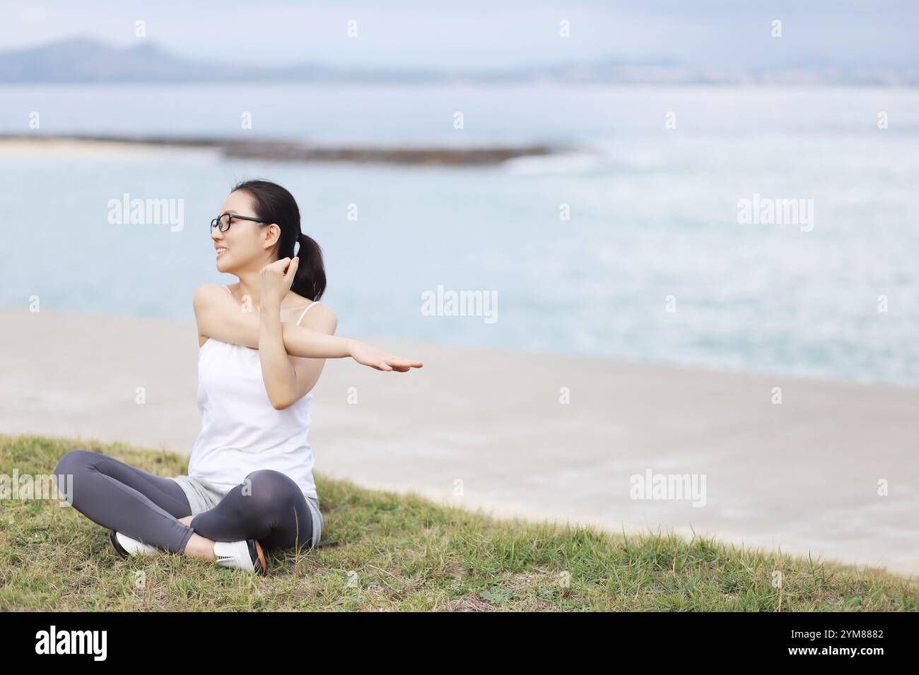 Frau beim Yoga im freien Stockfoto