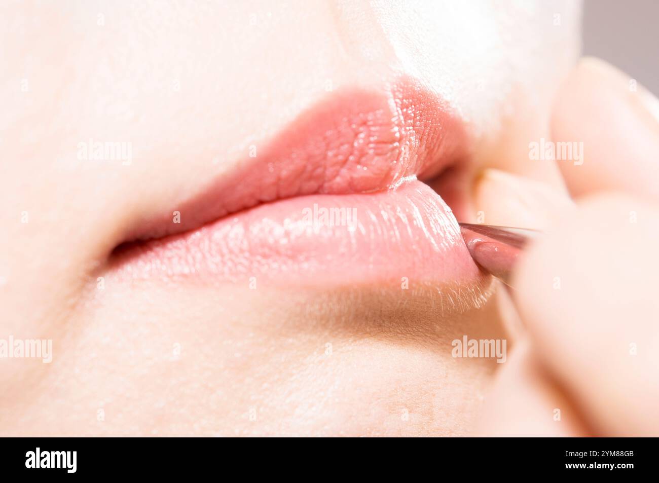 Frau schminkt sich um die Lippen Stockfoto