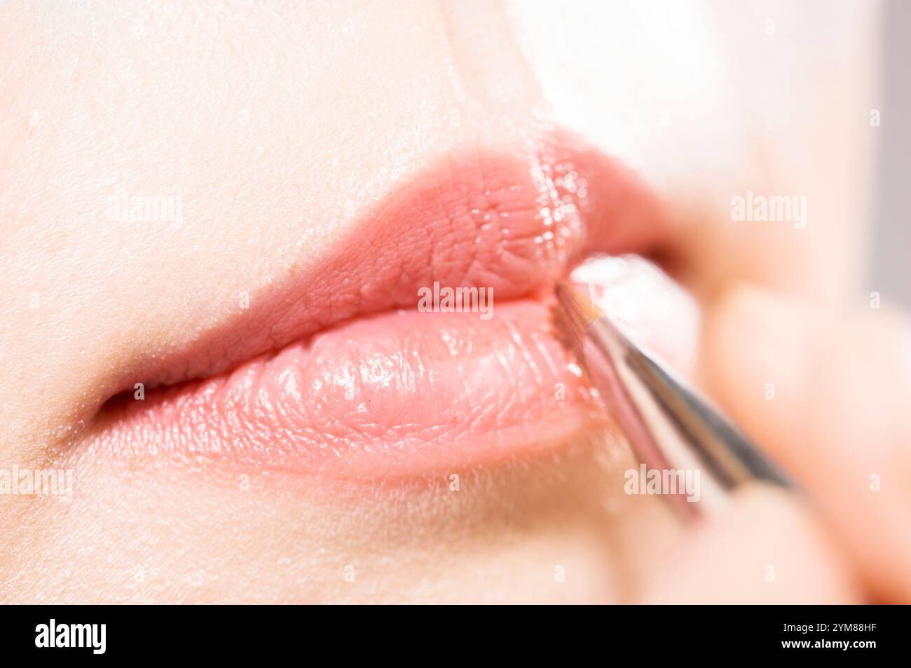Frau schminkt sich um die Lippen Stockfoto