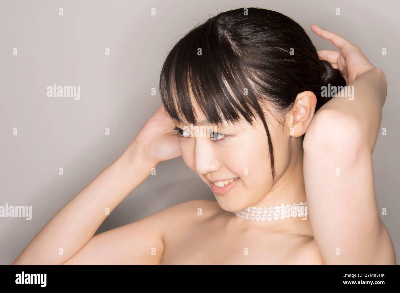 Frau, die ihre Haare pflegt Stockfoto