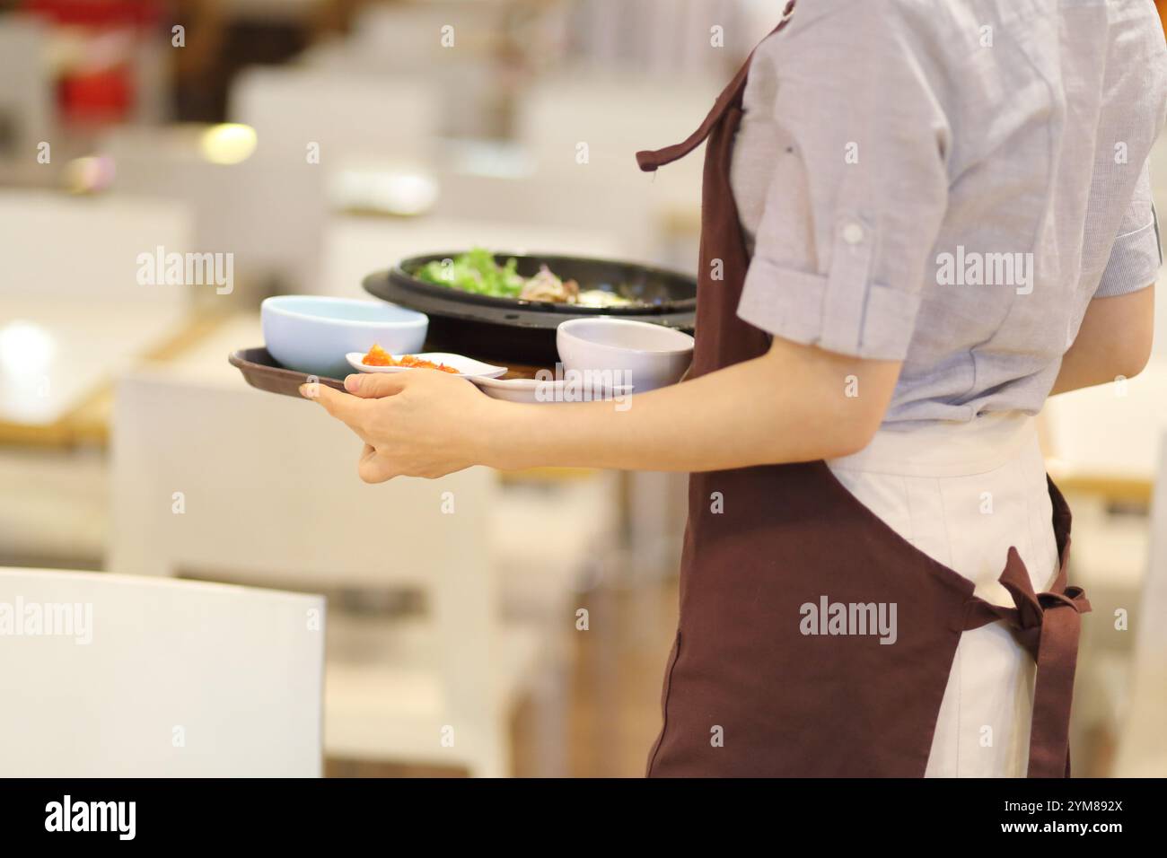 Frau, die Teilzeit im Restaurant arbeitet Stockfoto