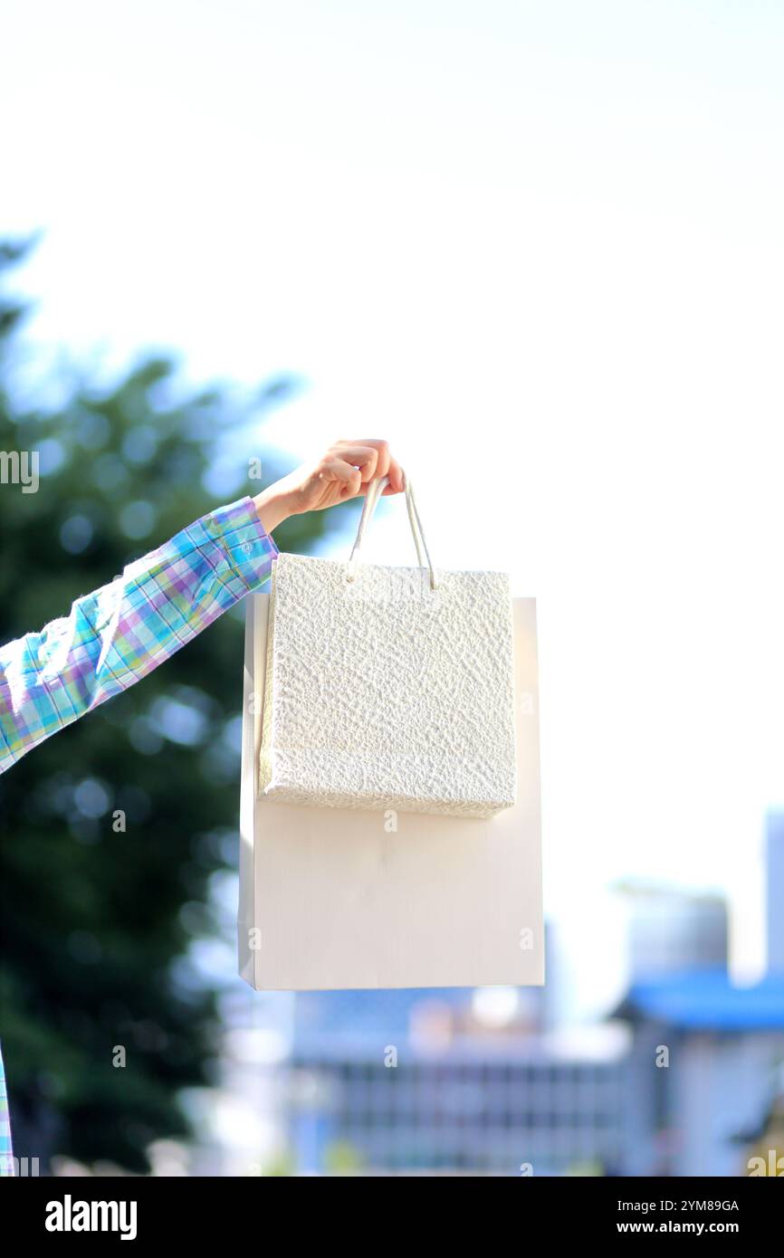 Frau mit kleiner Einkaufstasche Stockfoto