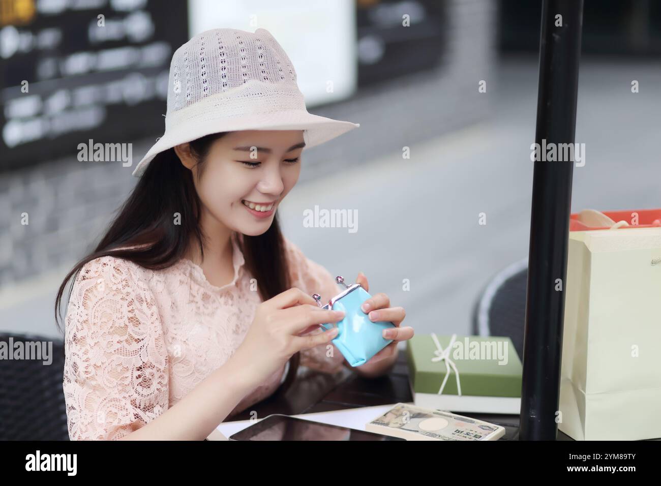Junge Frau Holding Geldbörse Stockfoto