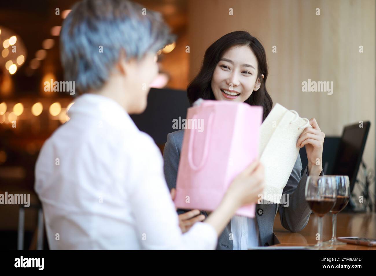 Frau, die Geschenke austauscht Stockfoto