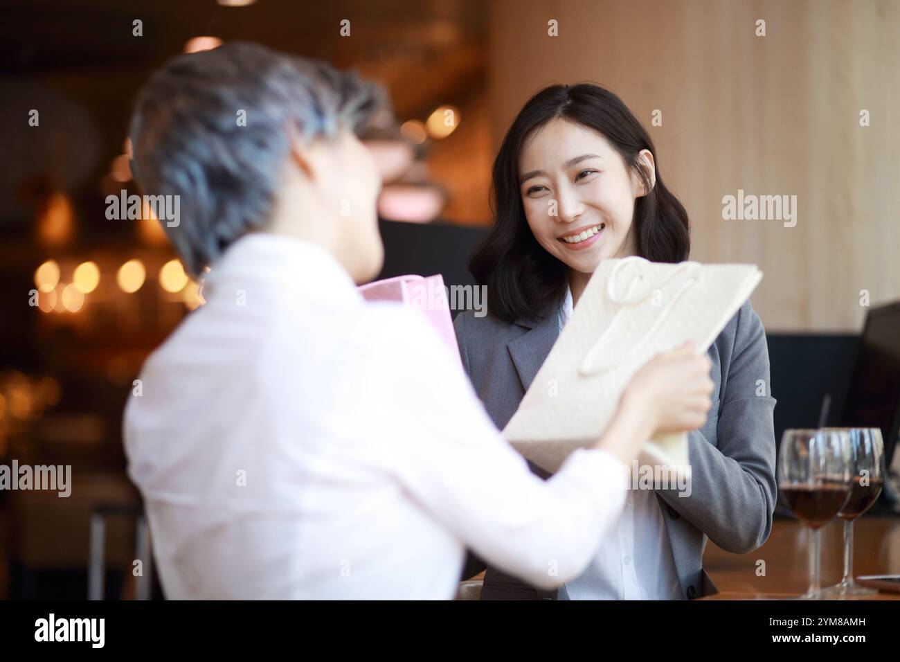 Frau, die Geschenke austauscht Stockfoto