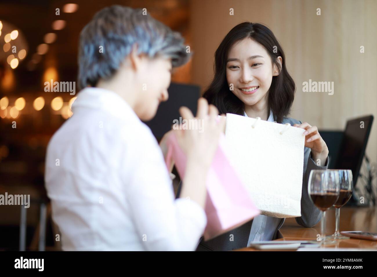 Frau, die Geschenke austauscht Stockfoto