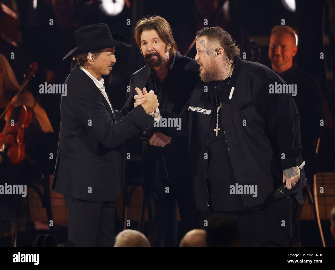 Nashville, Usa. November 2024. Ronnie Dunn und Kix Brooks von Brooks & Dunn schütteln die Hand mit Jelly Roll, bevor sie am Mittwoch, den 20. November 2024, bei den 58. Jährlichen CMA Awards in Nashville, Tennessee, auftreten. Foto: John Angelillo/UPI Credit: UPI/Alamy Live News Stockfoto