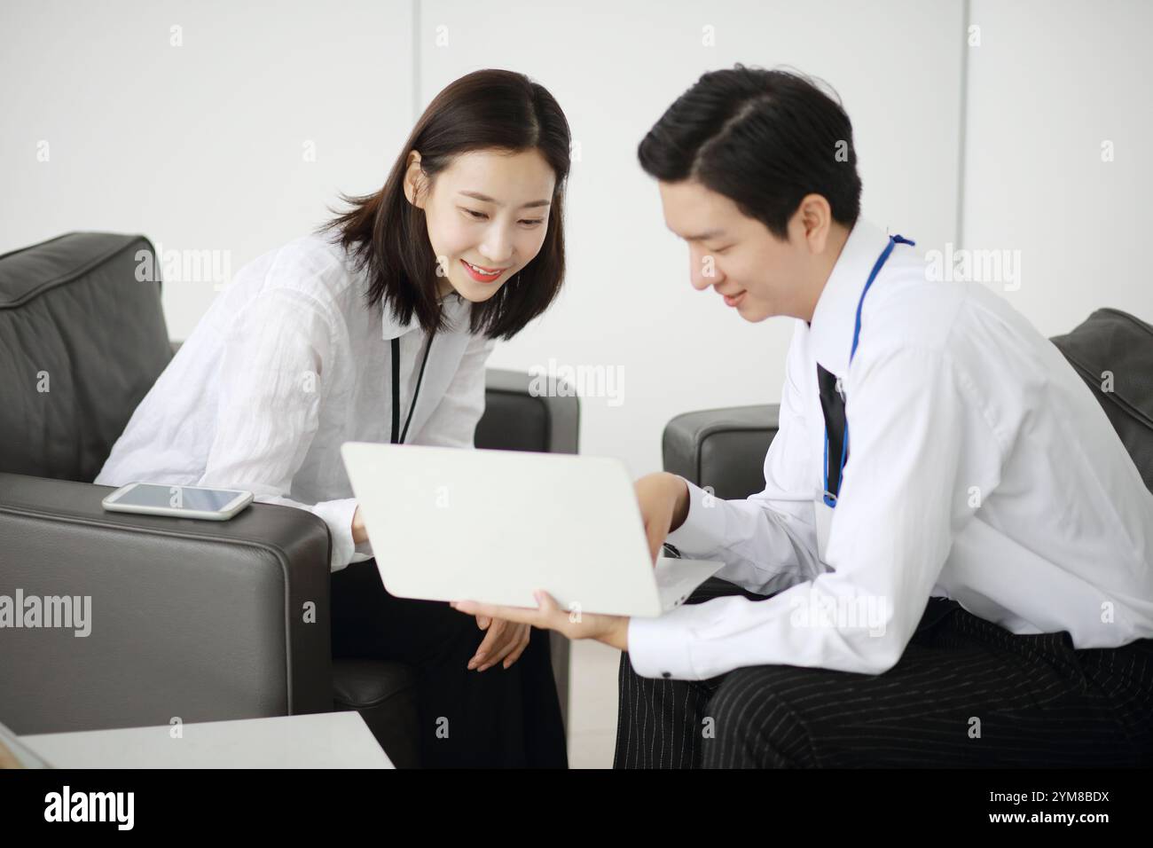 Geschäftsmann-Beratung mit Laptop Stockfoto