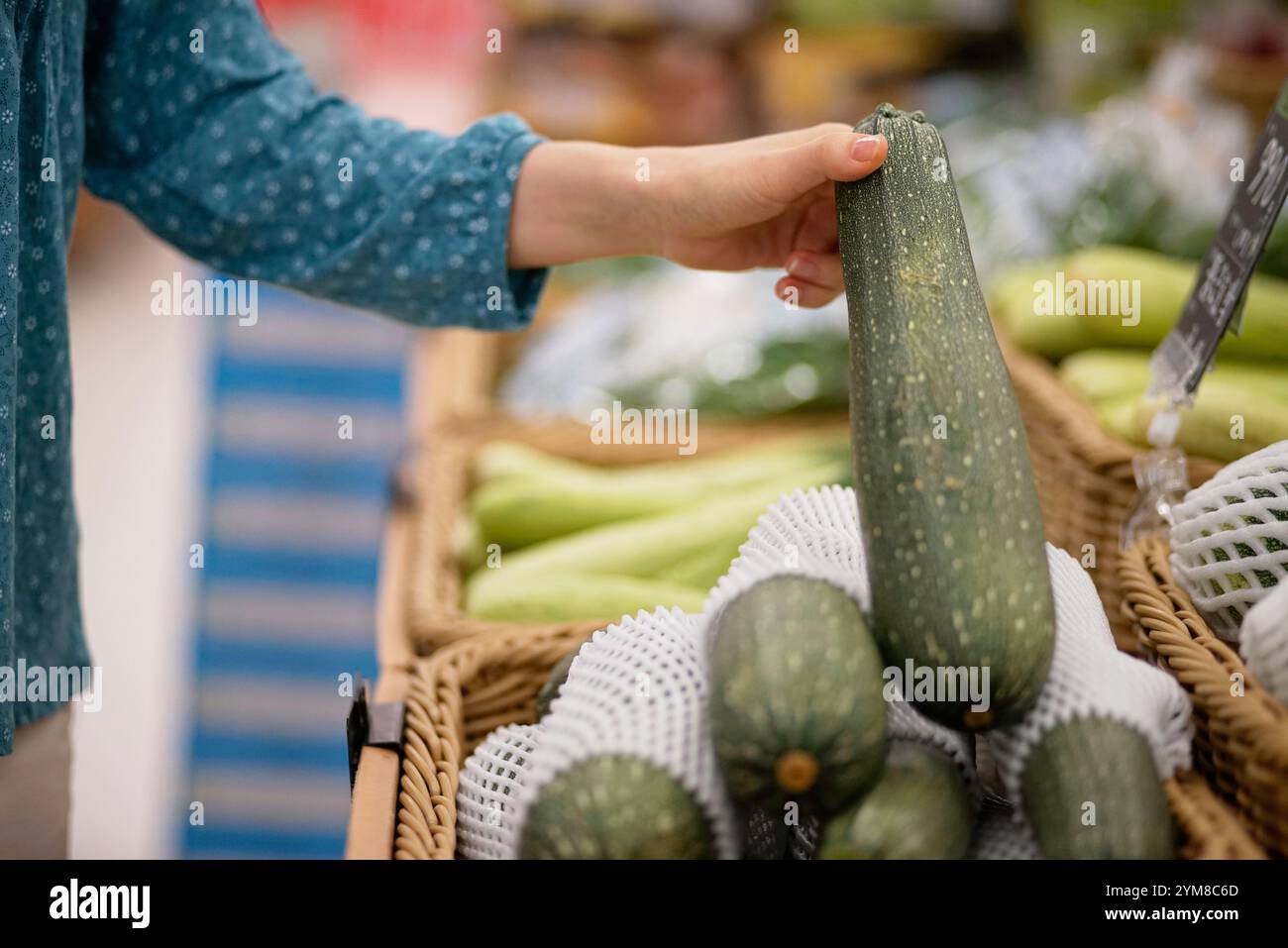 Eine Frau, die im Mart einkauft Stockfoto