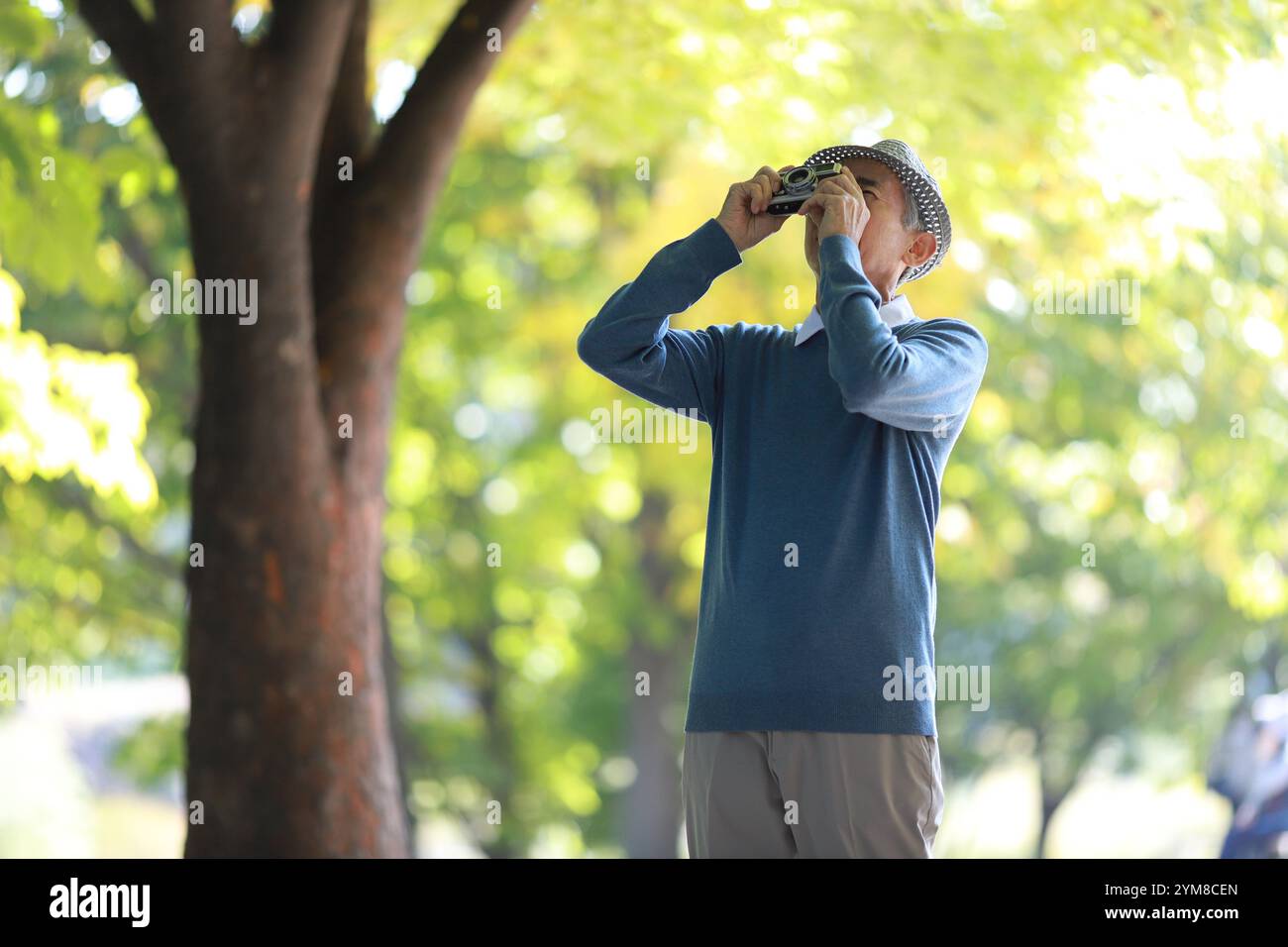 Ein älterer Mann genießt sein Hobby im Park Stockfoto