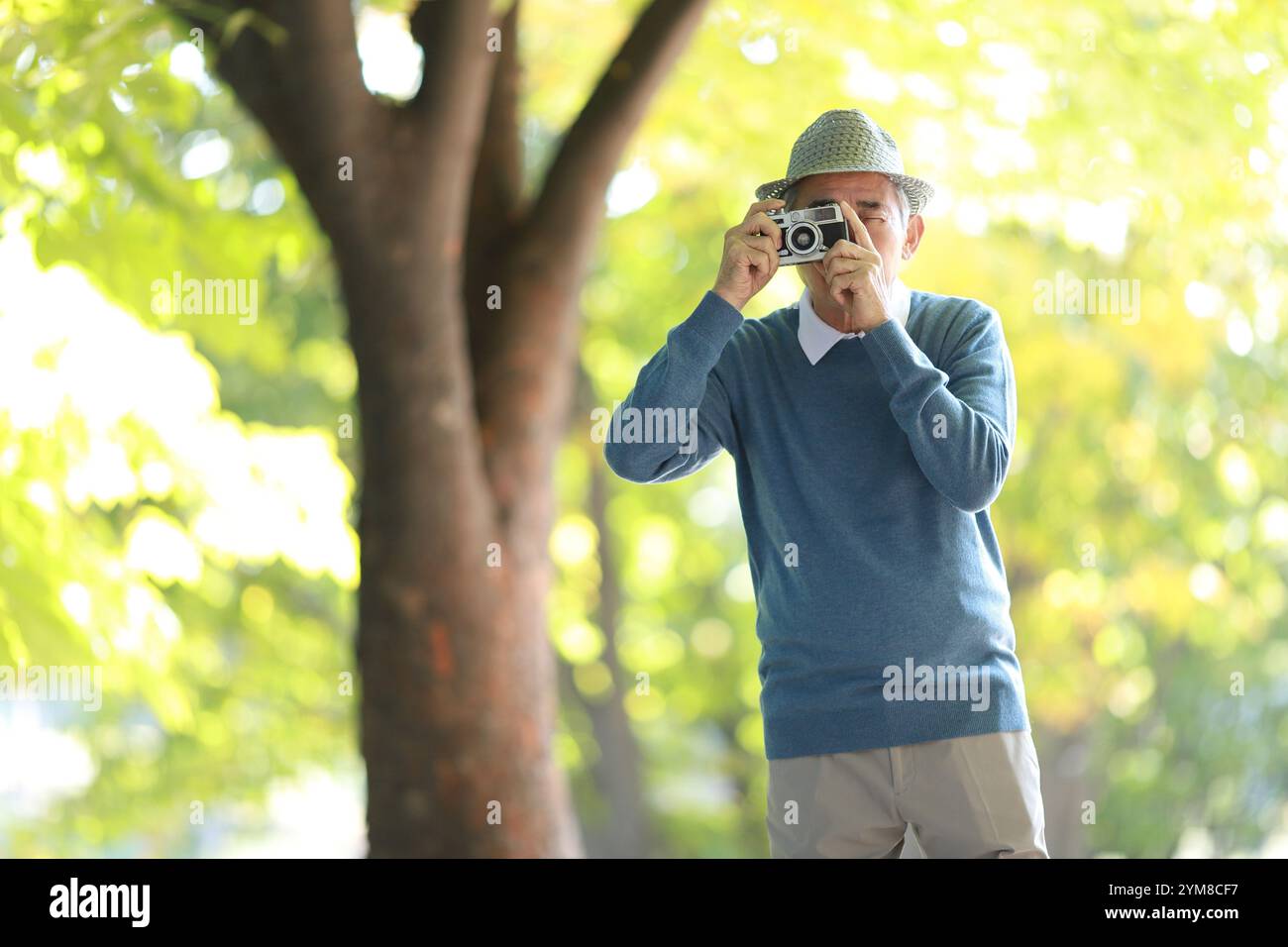 Ältere Person macht gern ein Foto mit einer Kamera Stockfoto