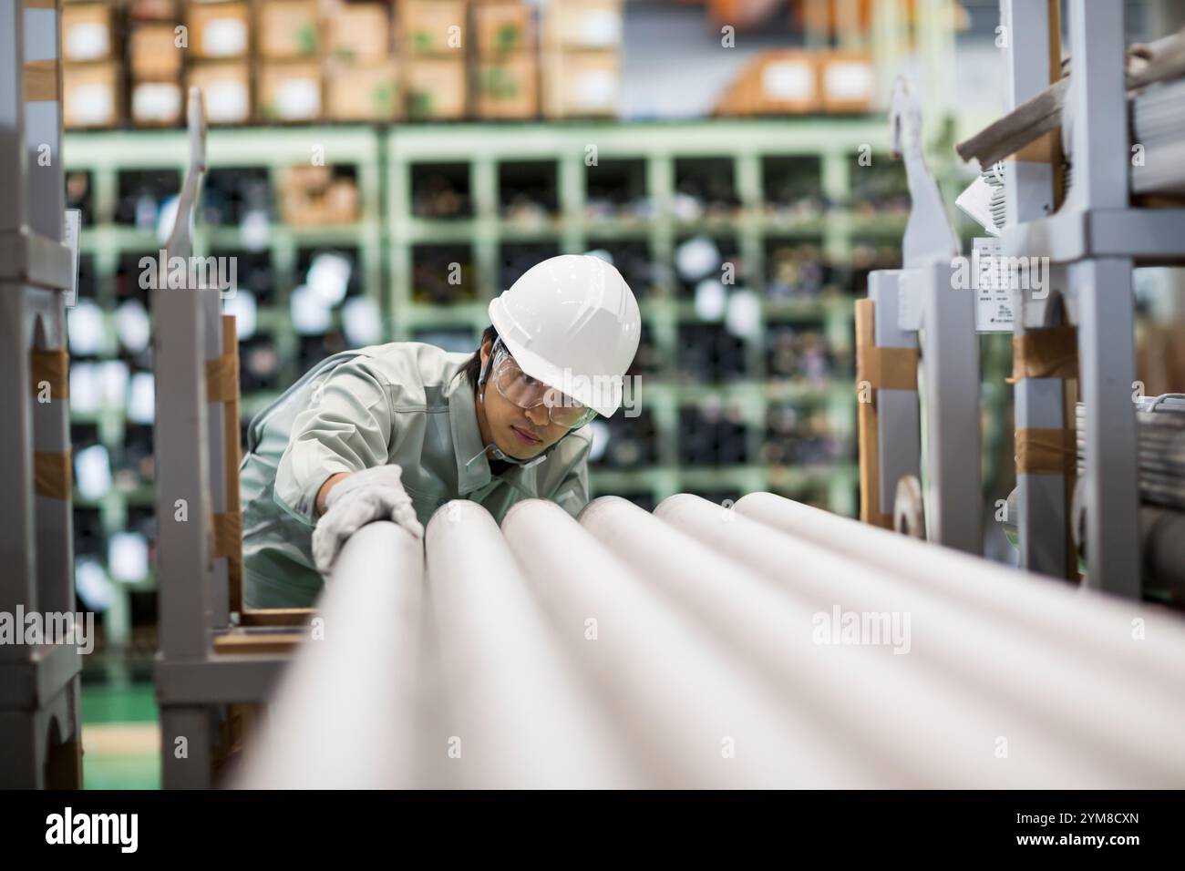 Mann in Arbeitskleidung, der im Lager arbeitet Stockfoto