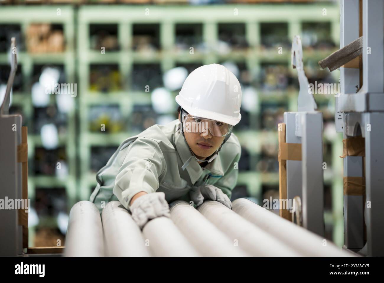 Mann in Arbeitskleidung, der im Lager arbeitet Stockfoto