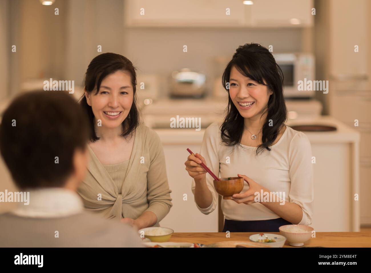 Eine Familie mit drei Personen, die essen Stockfoto