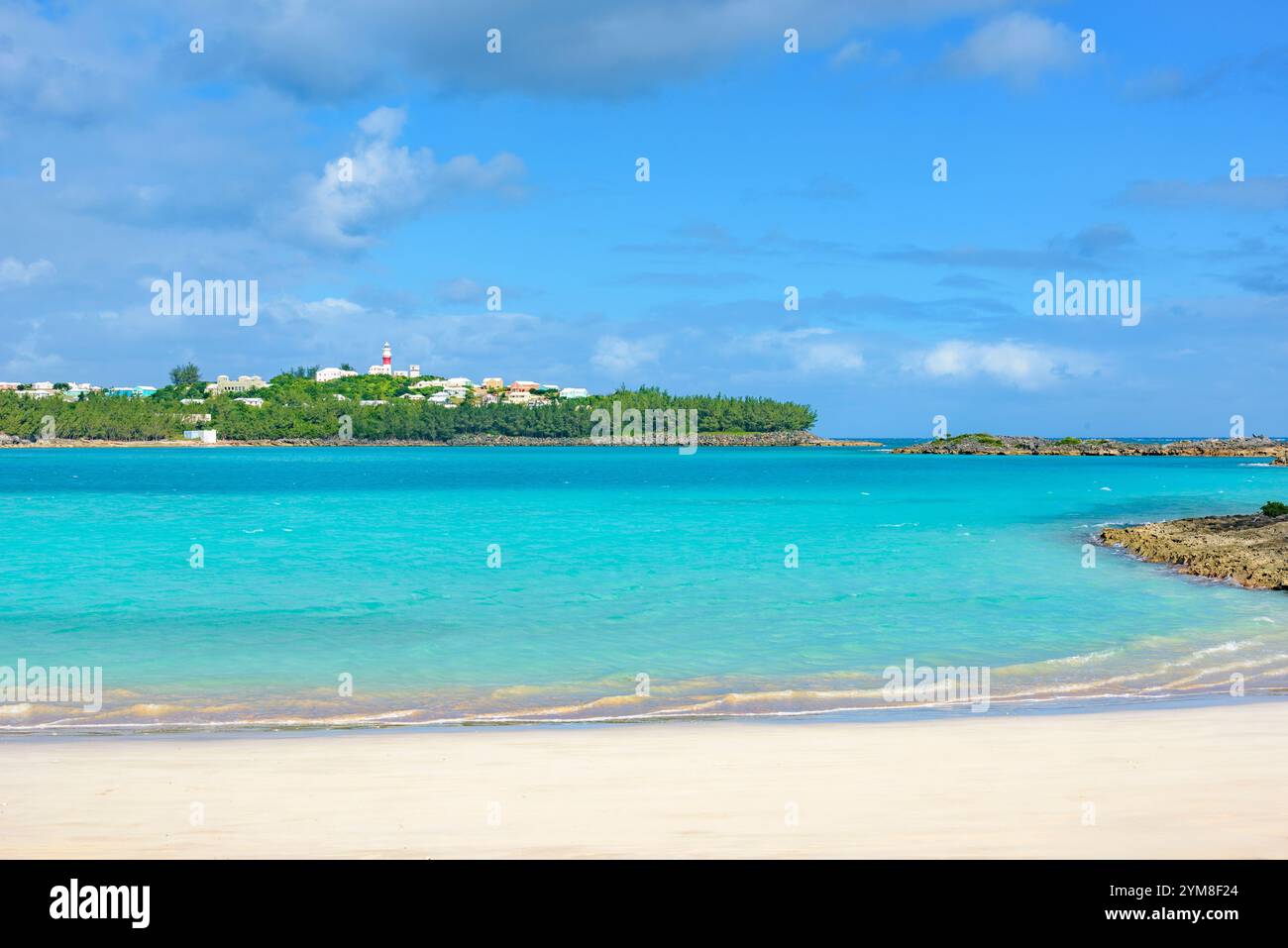 Das unberührte türkisfarbene und blaue Wasser von Clearwater Beach mit St. David's Lighthouse Bermuda Stockfoto